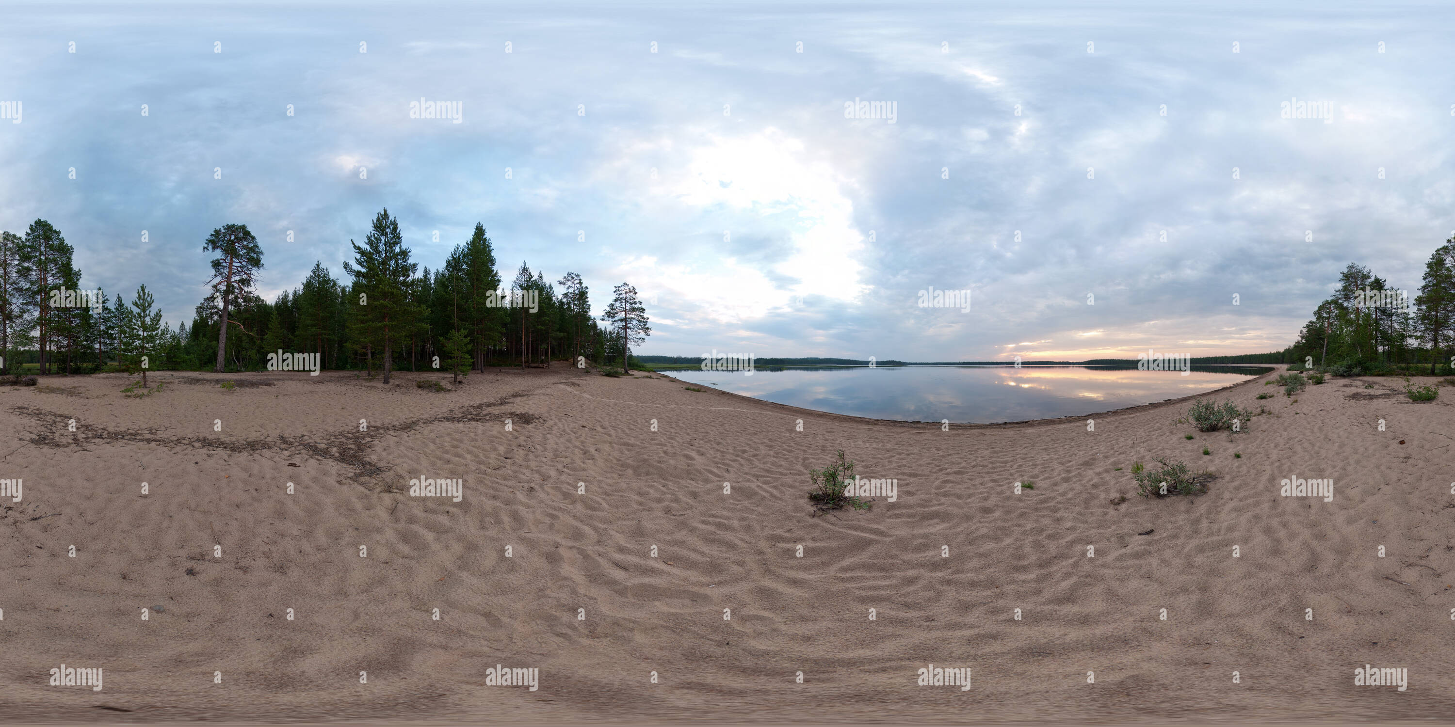 Vue panoramique à 360° de Soirée sur le Monsozero lake, la Carélie, Russie