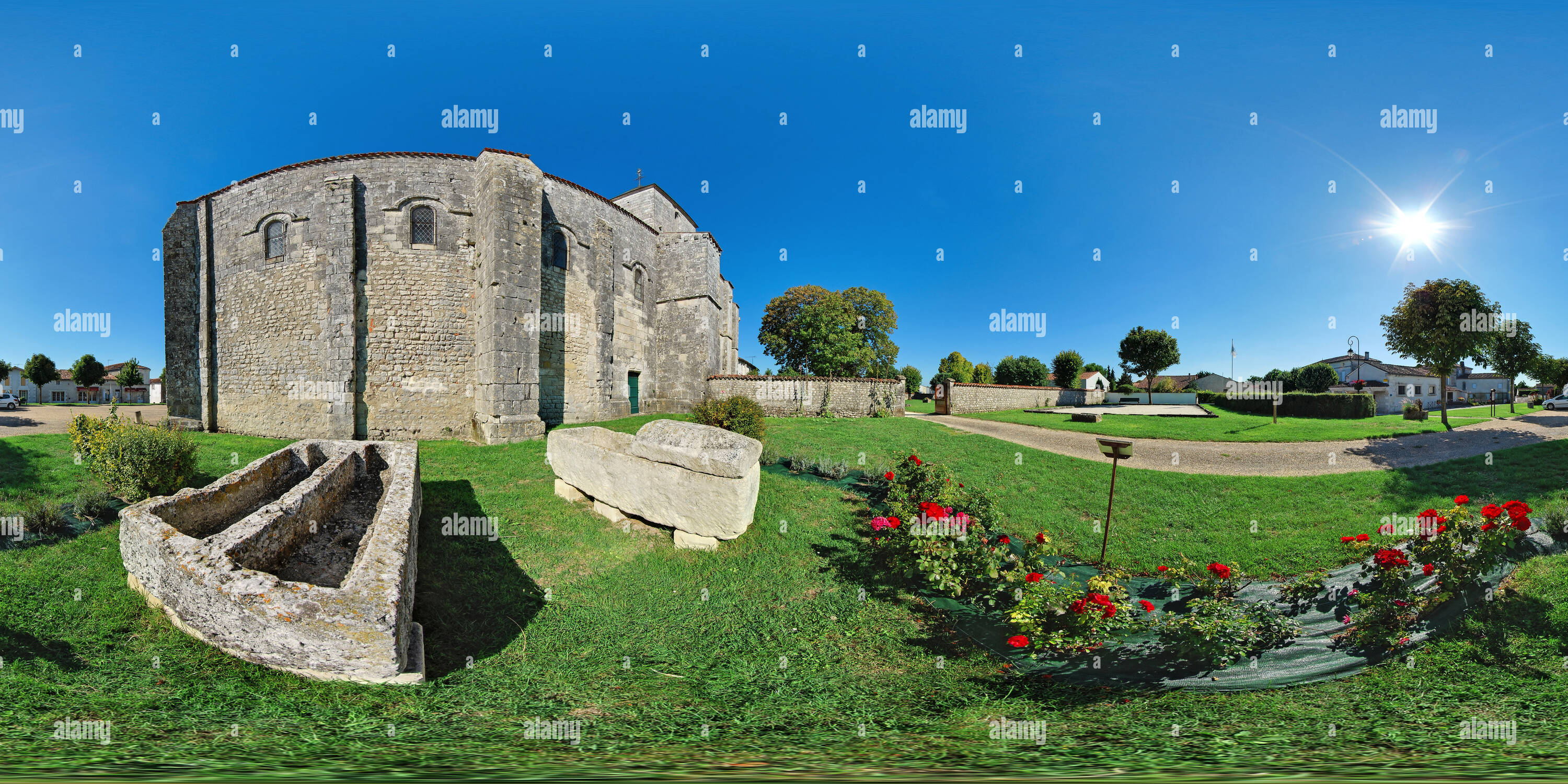 Vue panoramique à 360° de Sarcophages de l'église de Montils - France