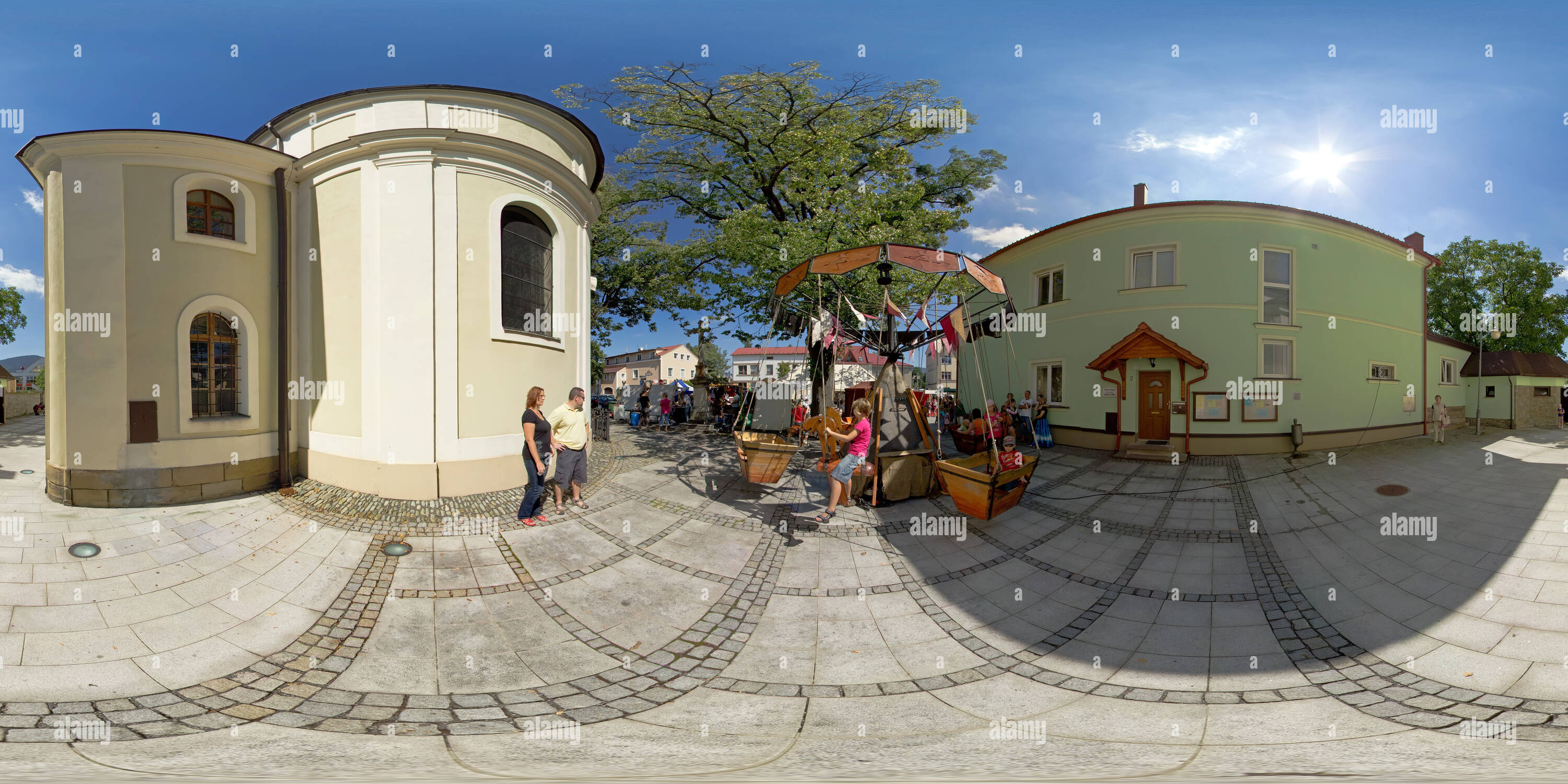 Vue panoramique à 360° de Frýdlant n. O. - kolotoč lidových historický na trhu řemesel