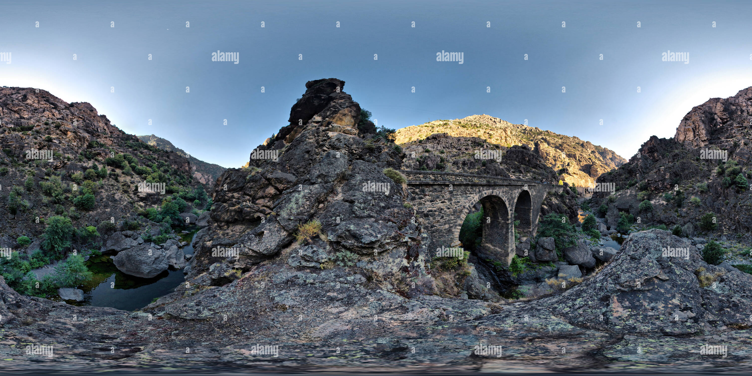 Vue panoramique à 360° de La Gola della Scala di Santa Regina