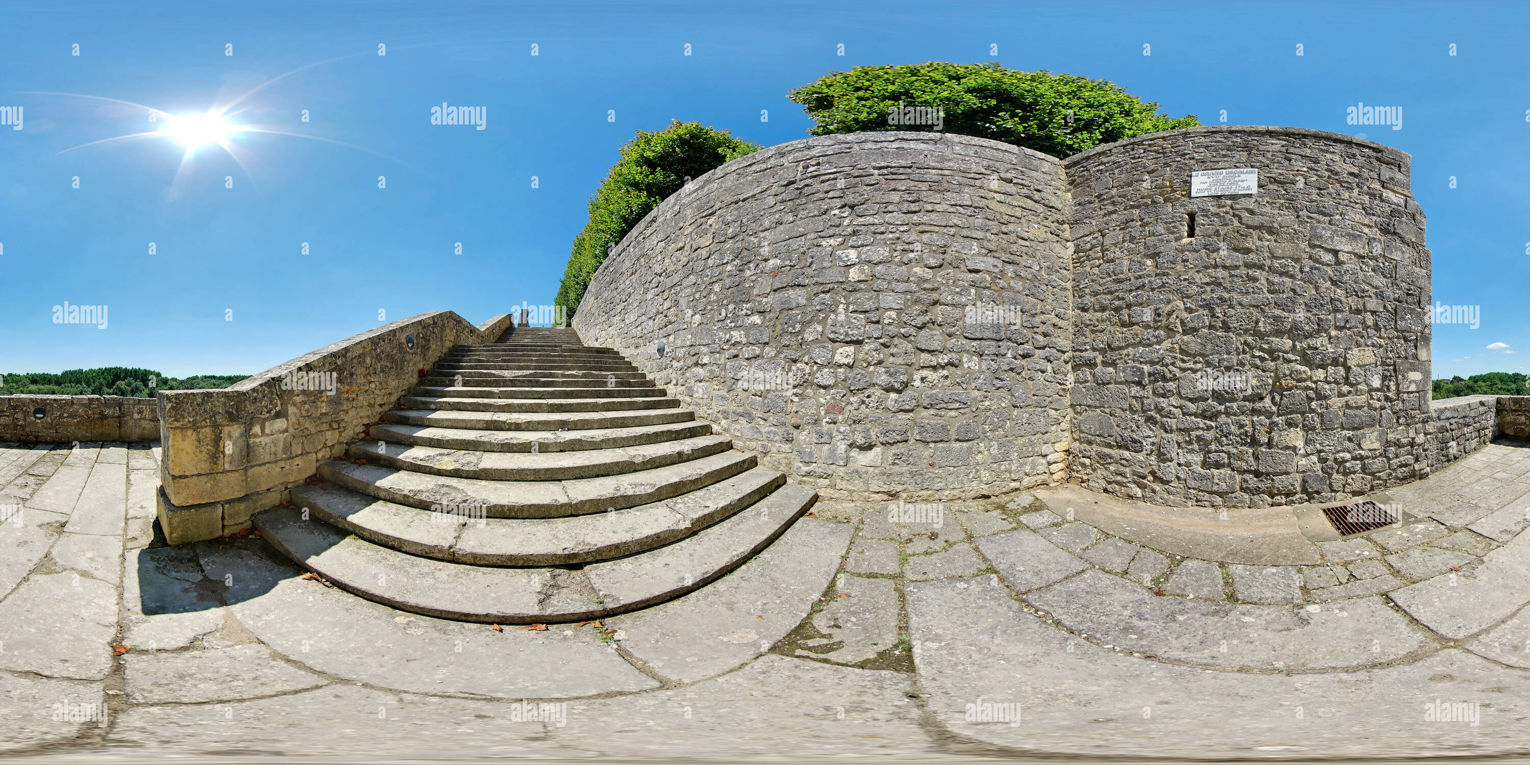 Vue panoramique à 360° de Le grand escalier XVIIe siècle du château de Pons - France