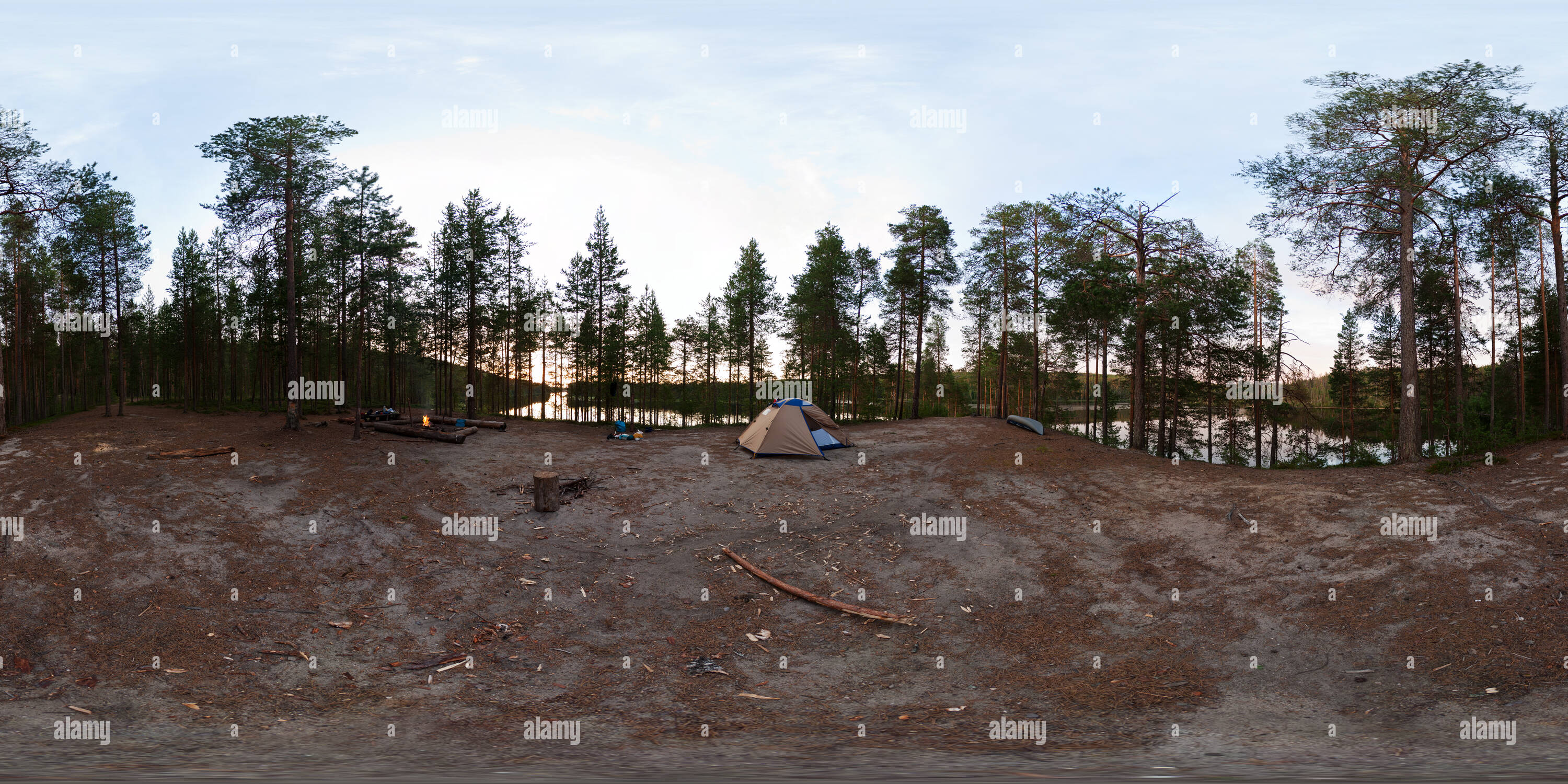 Vue panoramique à 360° de Le camp sur le Chirko-Kem' river, la Carélie, Russie