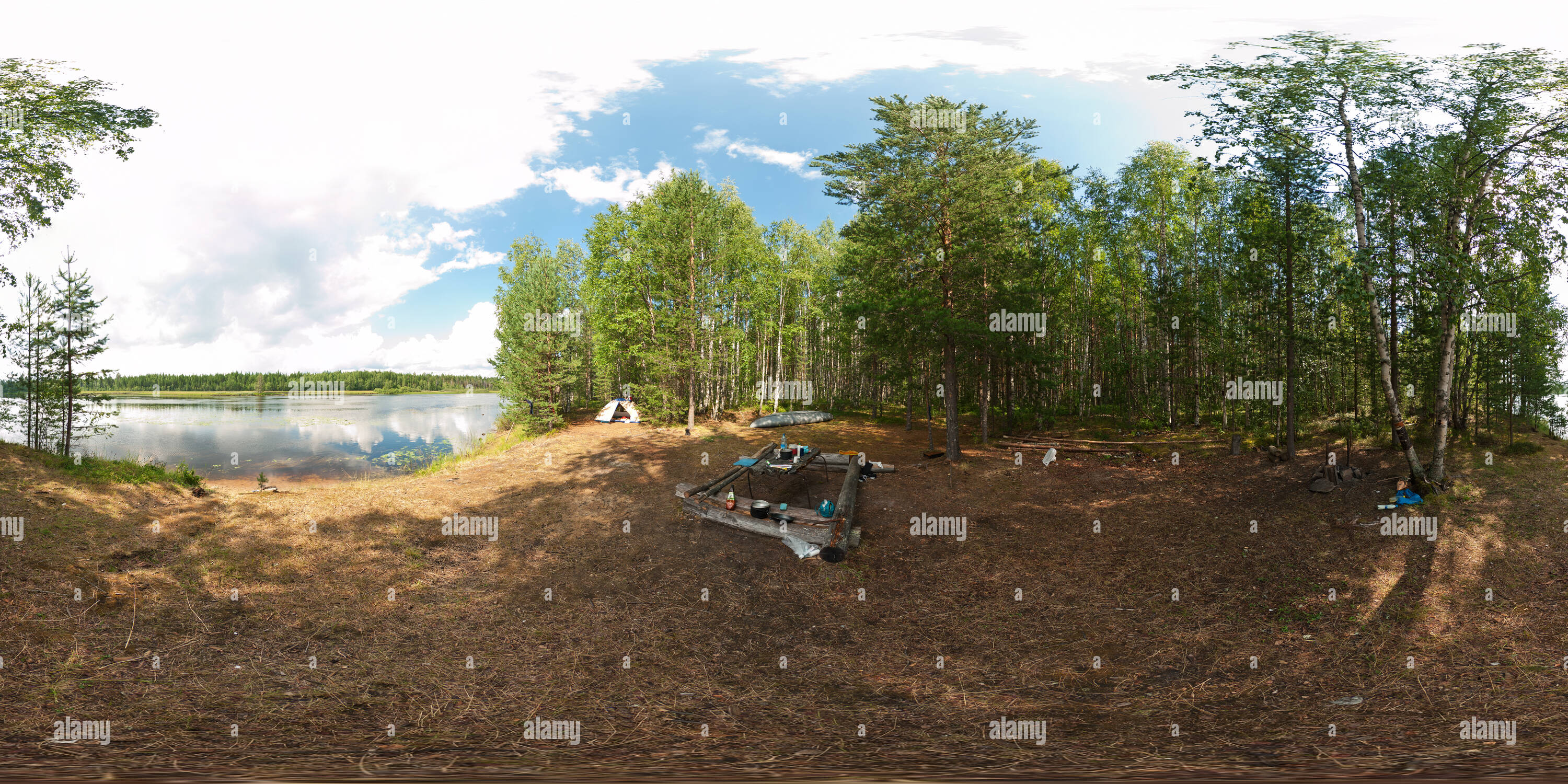 Vue panoramique à 360° de Camp sur Chirko-Kem' river, la Carélie, Russie