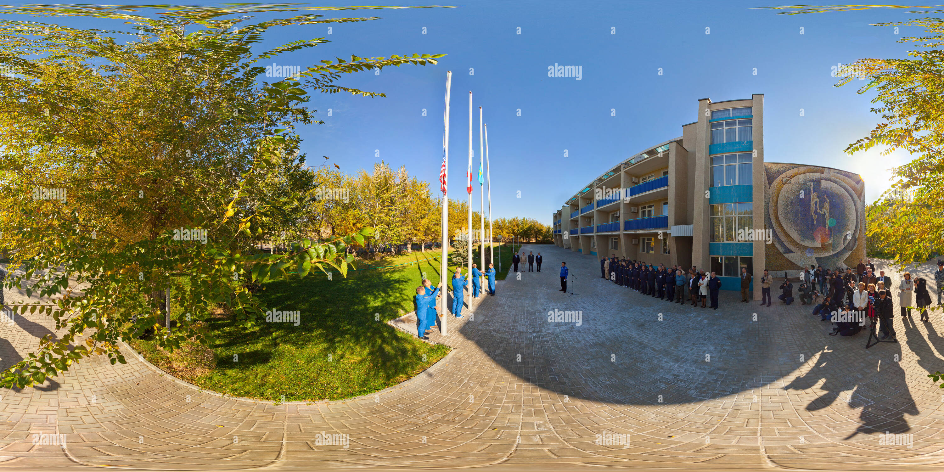 Vue panoramique à 360° de Les équipes ont soulevé les drapeaux