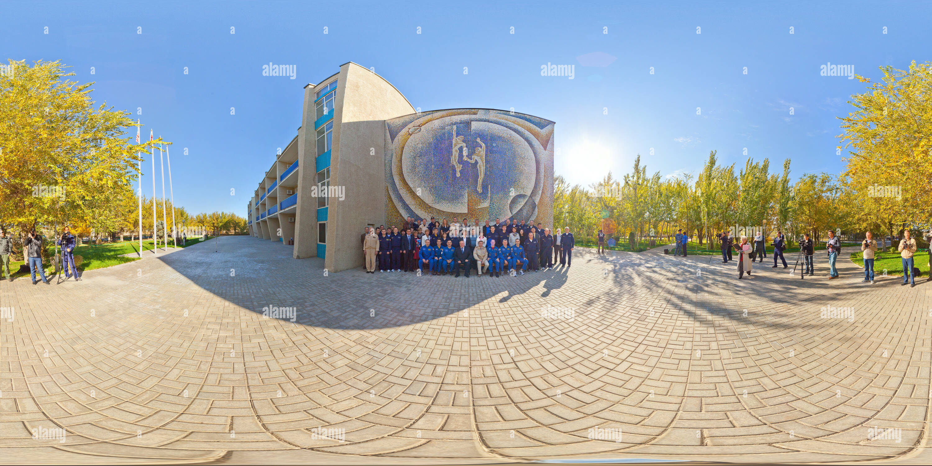 Vue panoramique à 360° de Les équipes ont soulevé les drapeaux