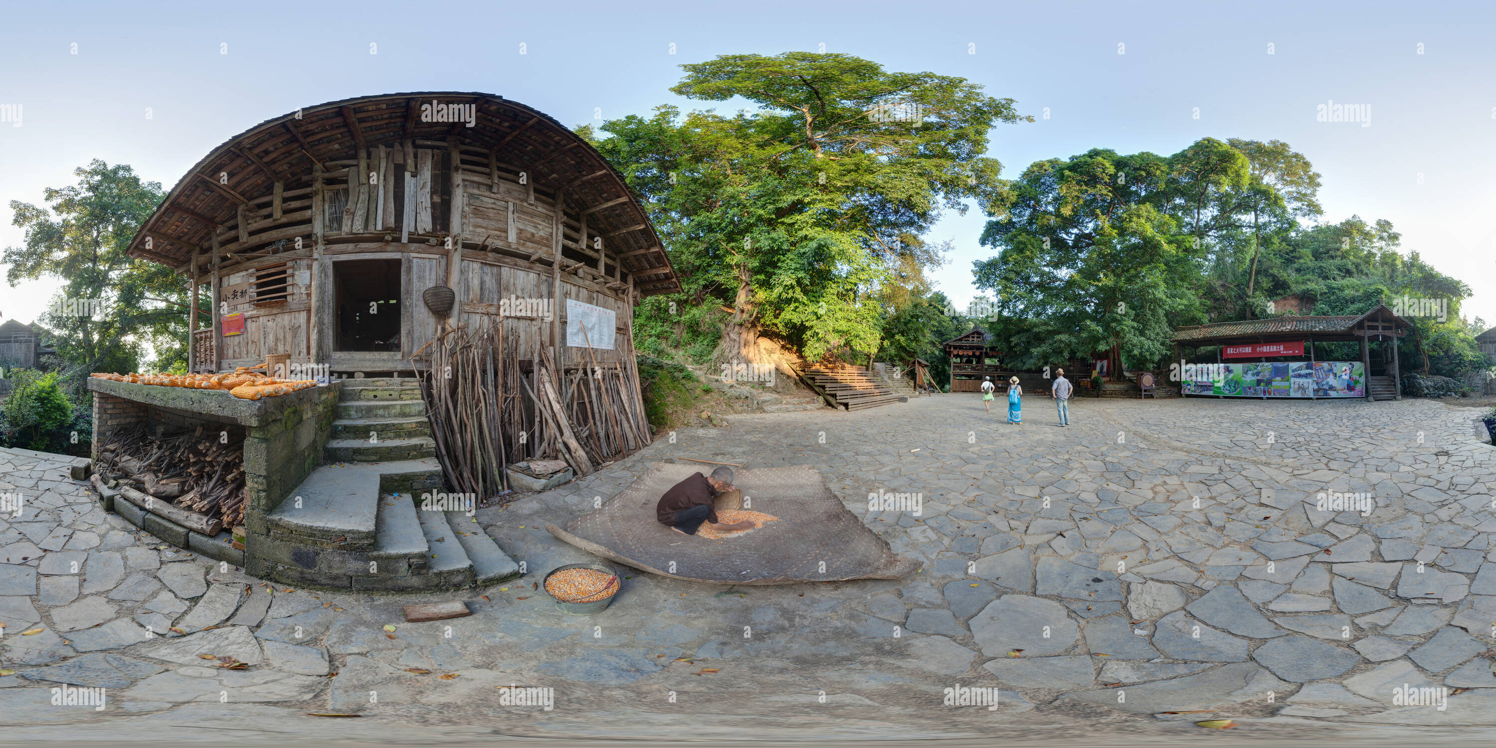 Vue panoramique à 360° de Ville de la province de Guizhou Xingyi - Long Sud Buyis Paroi gauche -18-2014