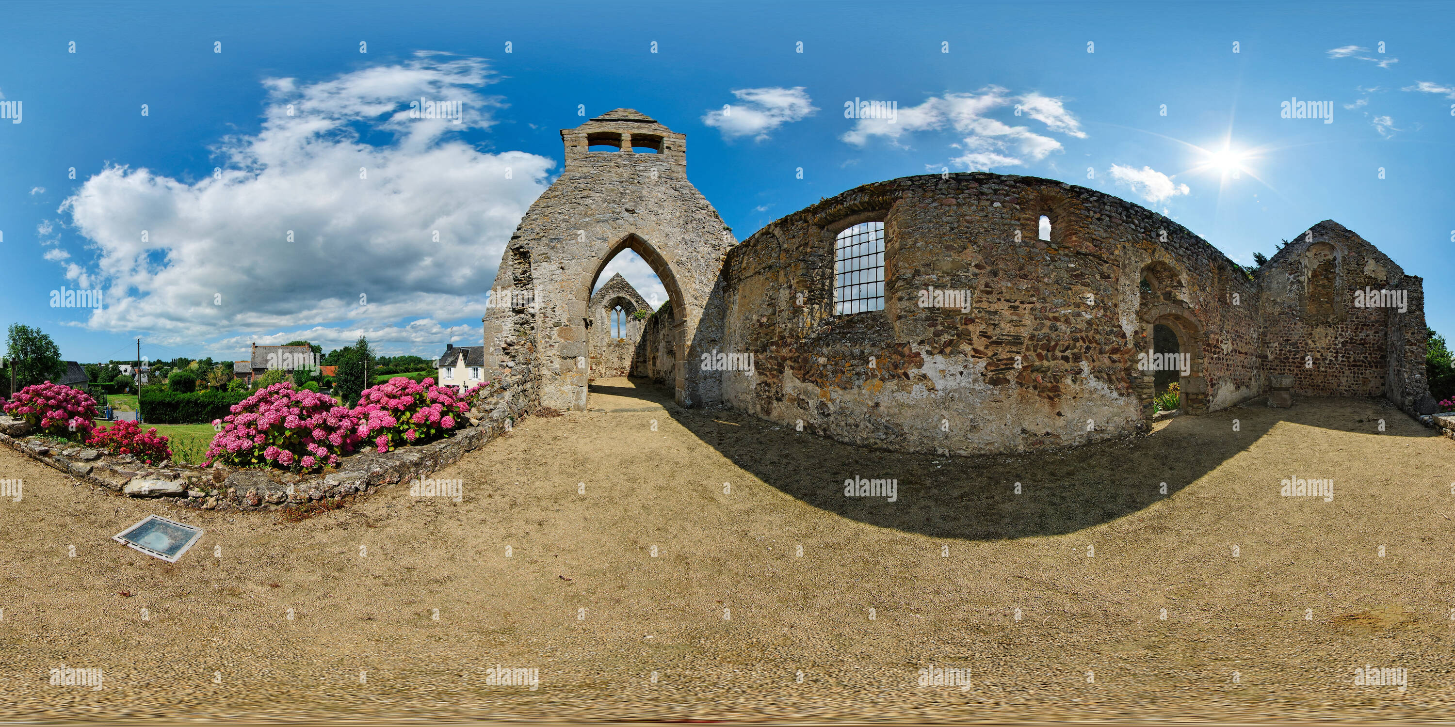 Vue panoramique à 360° de Nef de l'église en ruine de Saint-Martin-le-Vieux - France