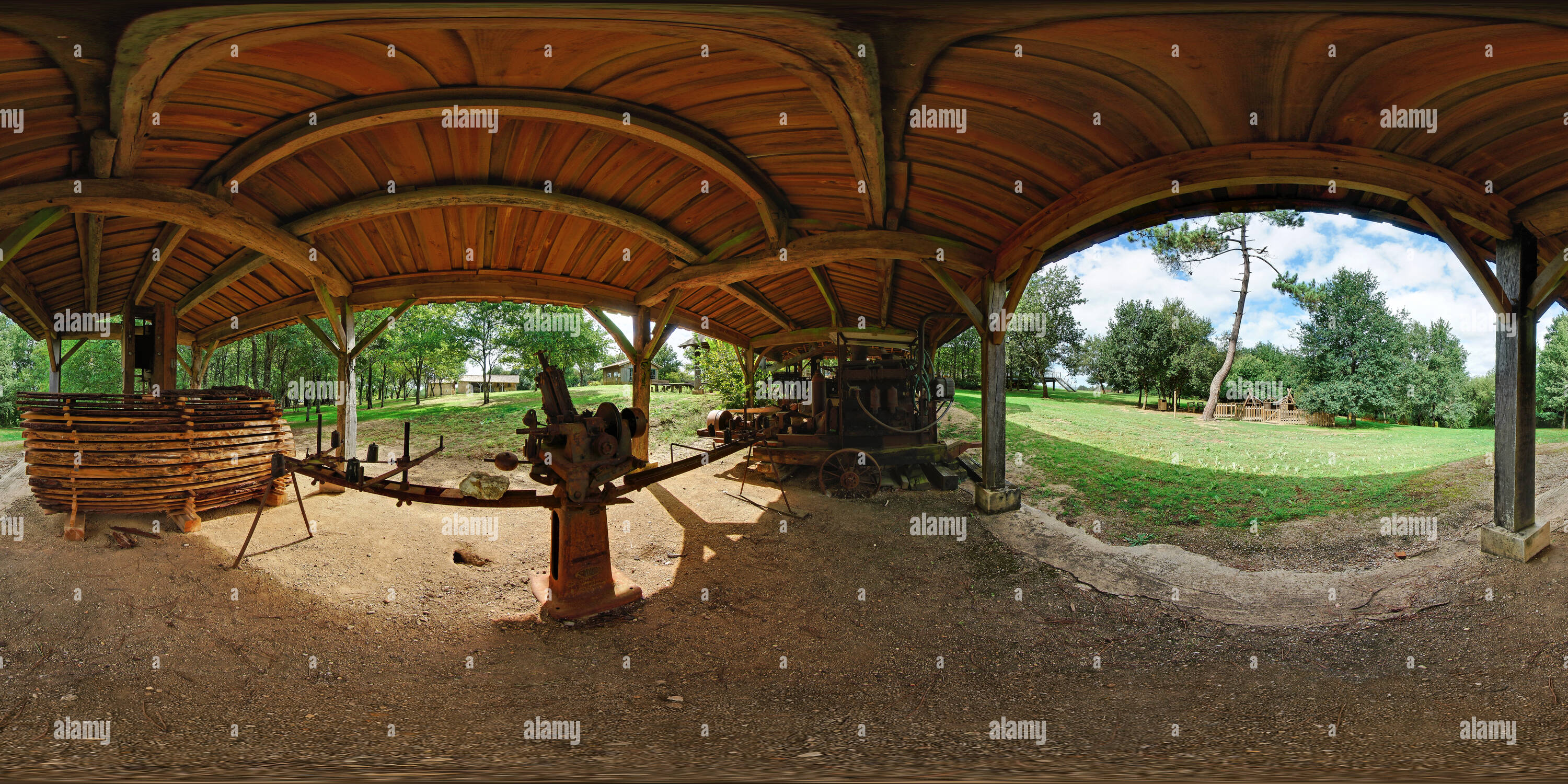 Vue panoramique à 360° de Les machines de la scierie de la Maison de la forêt - France