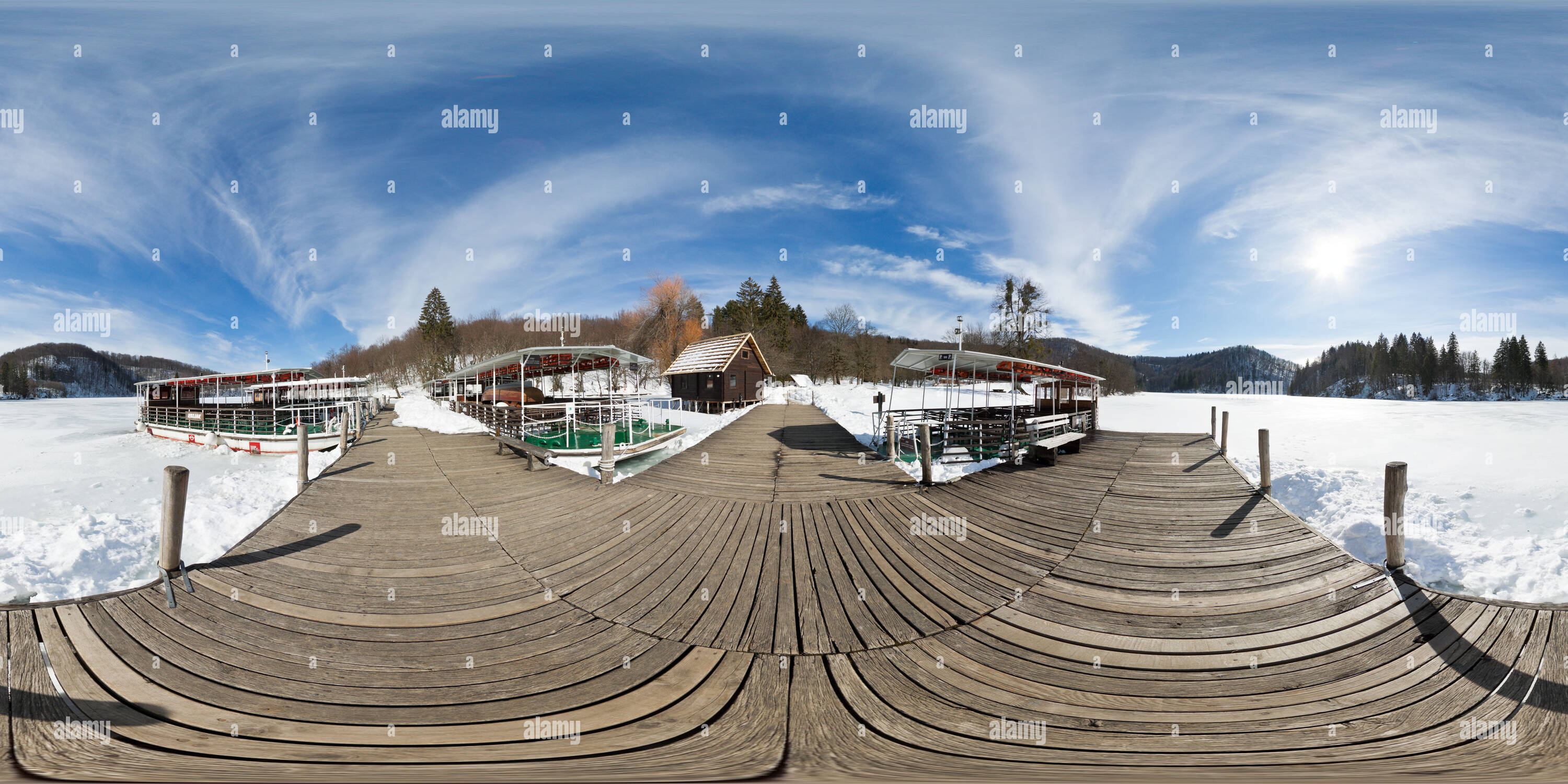 Vue panoramique à 360° de La jetée par le lac Kozjak au parc national de Plitvice