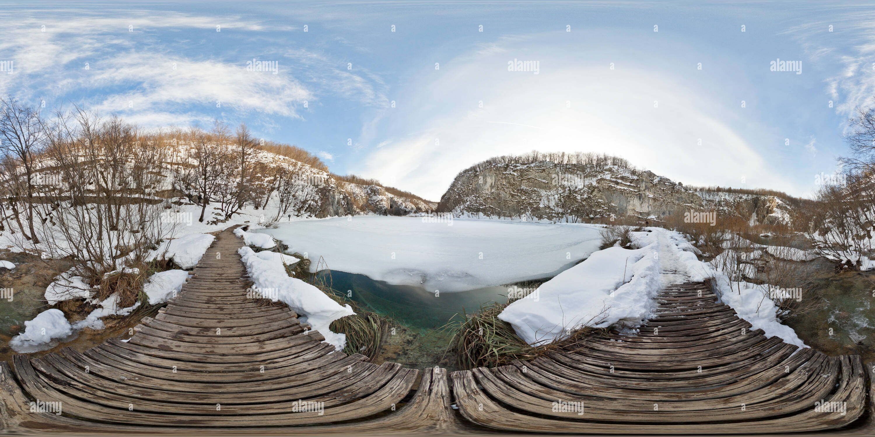 Vue panoramique à 360° de Traversée du lac Kaluđerovac dans le parc national de Plitvice