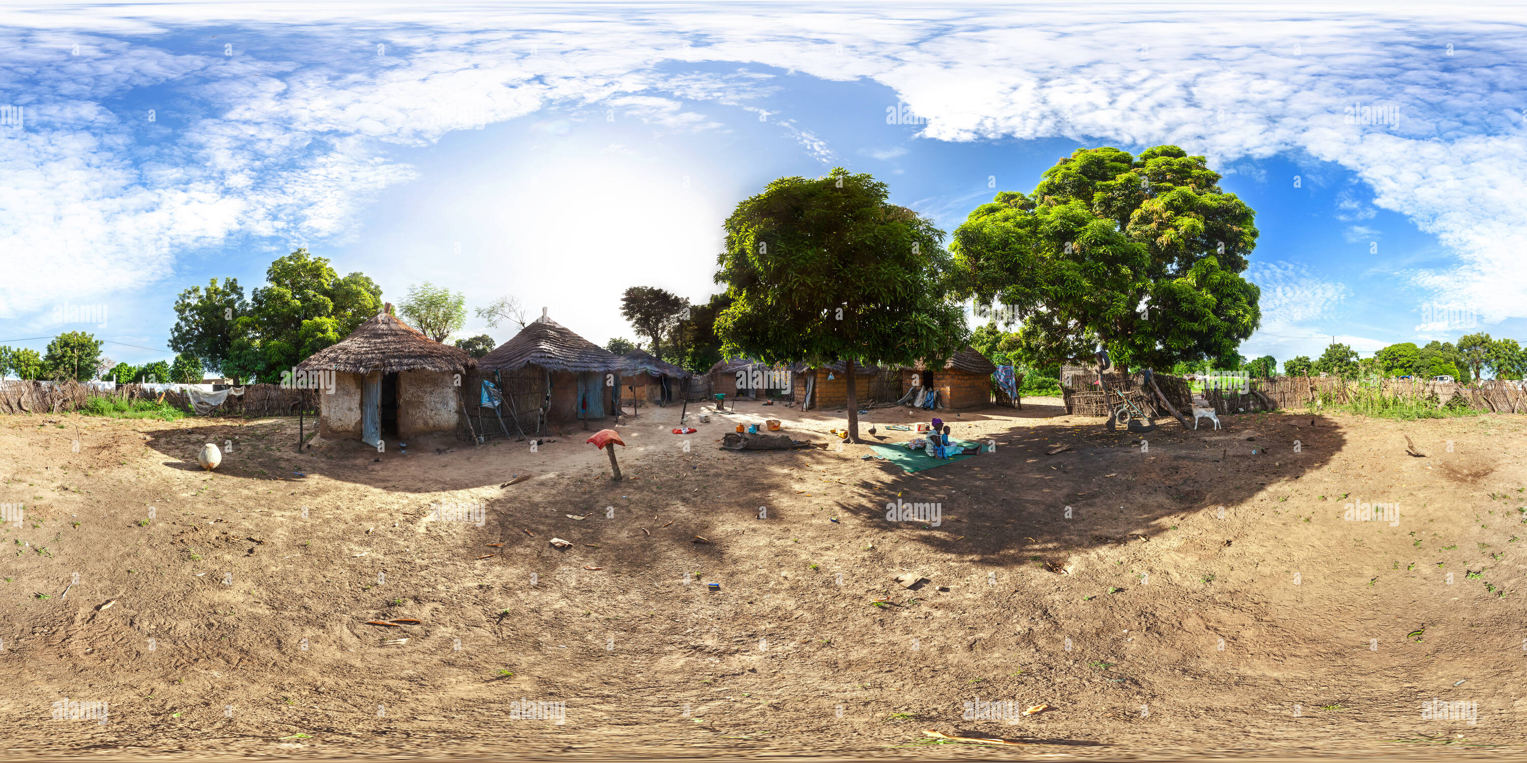 Vue panoramique à 360° de Village de style traditionnel avec son le plus ancien résident - Diaglé - Sénégal