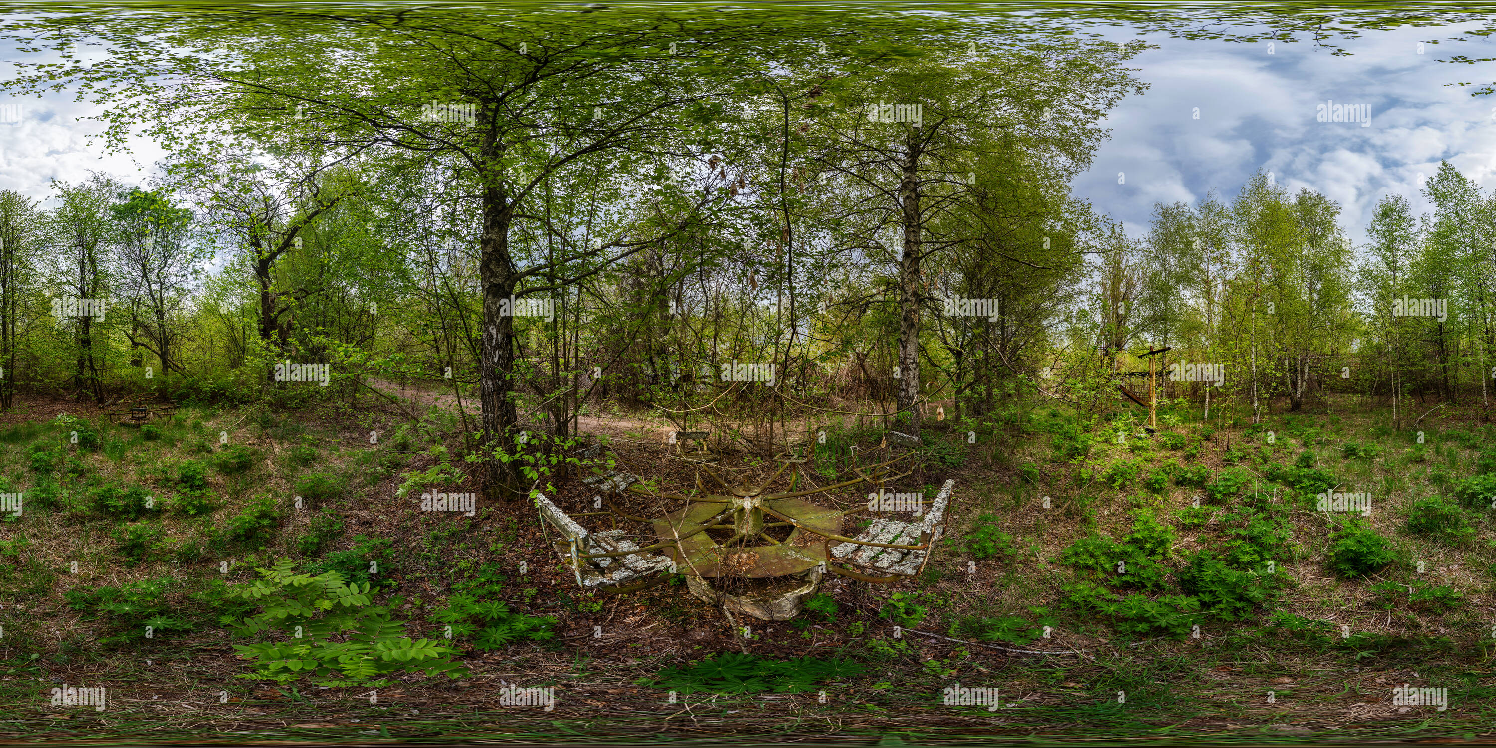 Vue panoramique à 360° de Carrousel abandonné dans l'aire de jeux pour enfants - Zalissia