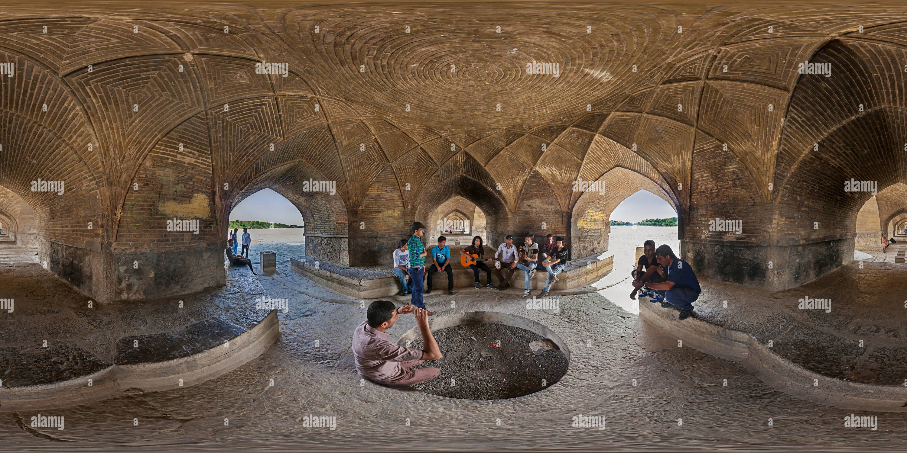 Vue panoramique à 360° de Une nouvelle génération dans le cadre de la Si-O-seh pol bridge - Eşfahān