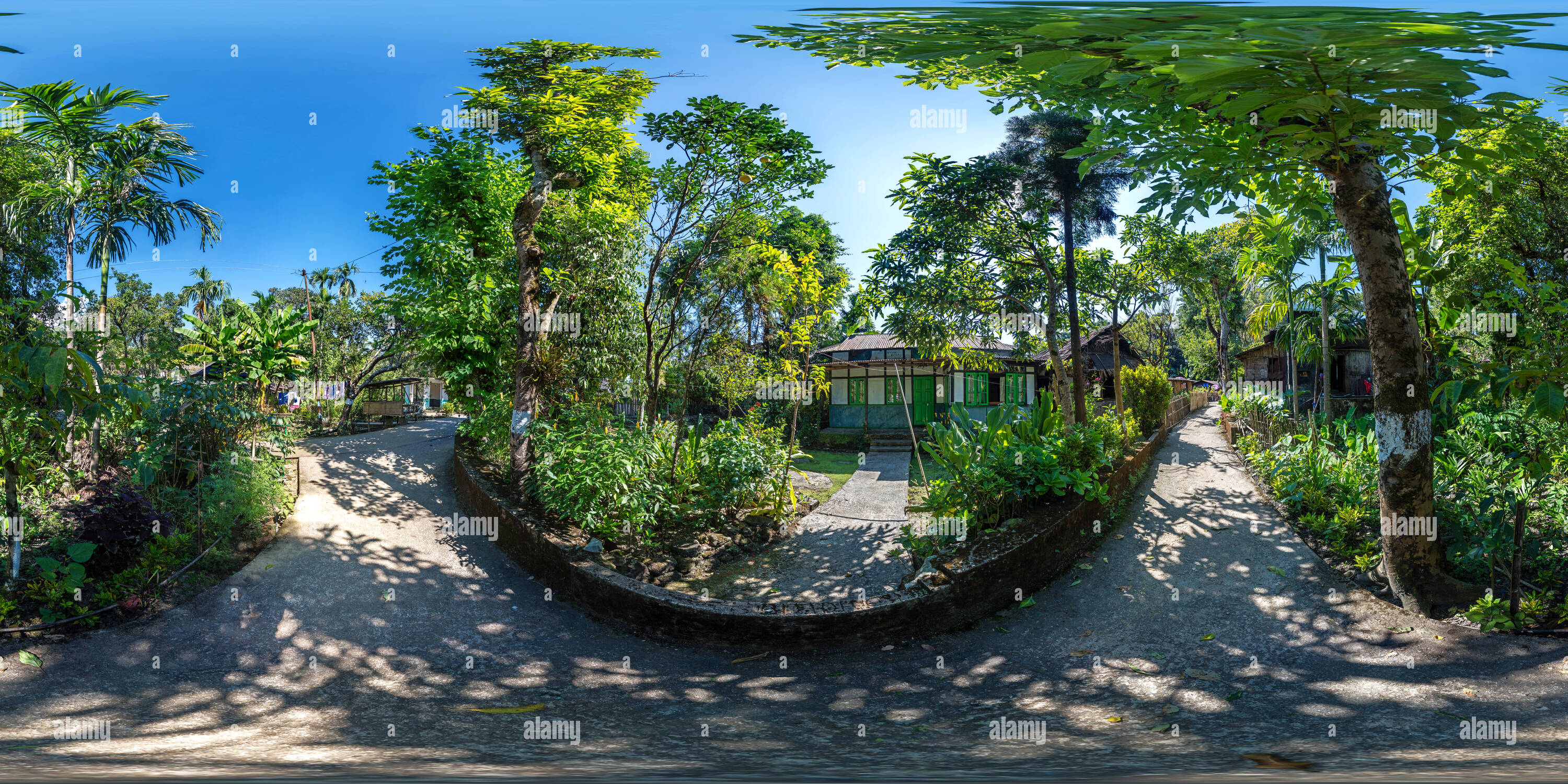 Vue panoramique à 360° de Au milieu du village dans la forêt tropicale - Nongthymmai