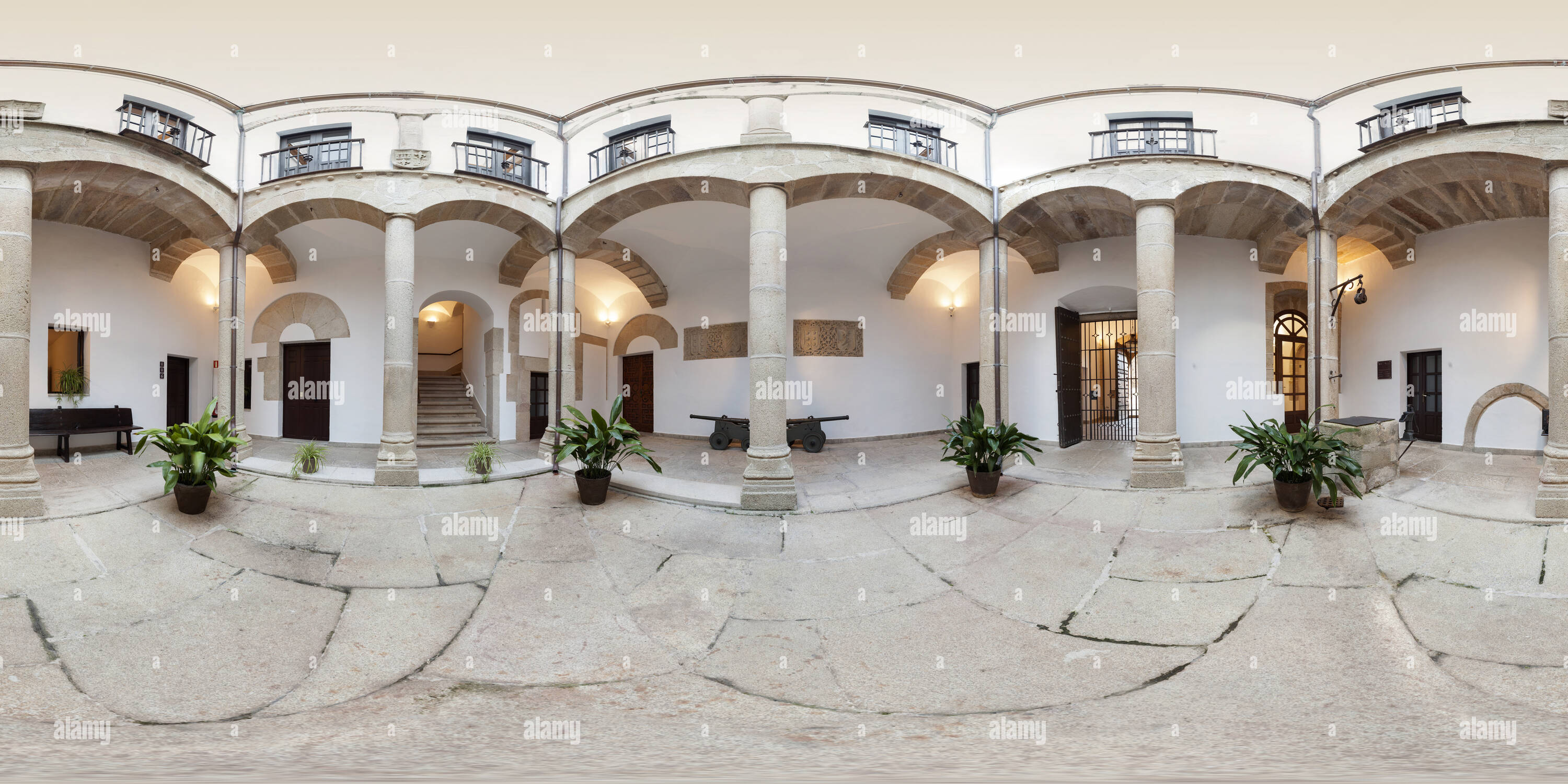 Vue panoramique à 360° de Cour de golfines de abajo palace. caceres espagne.