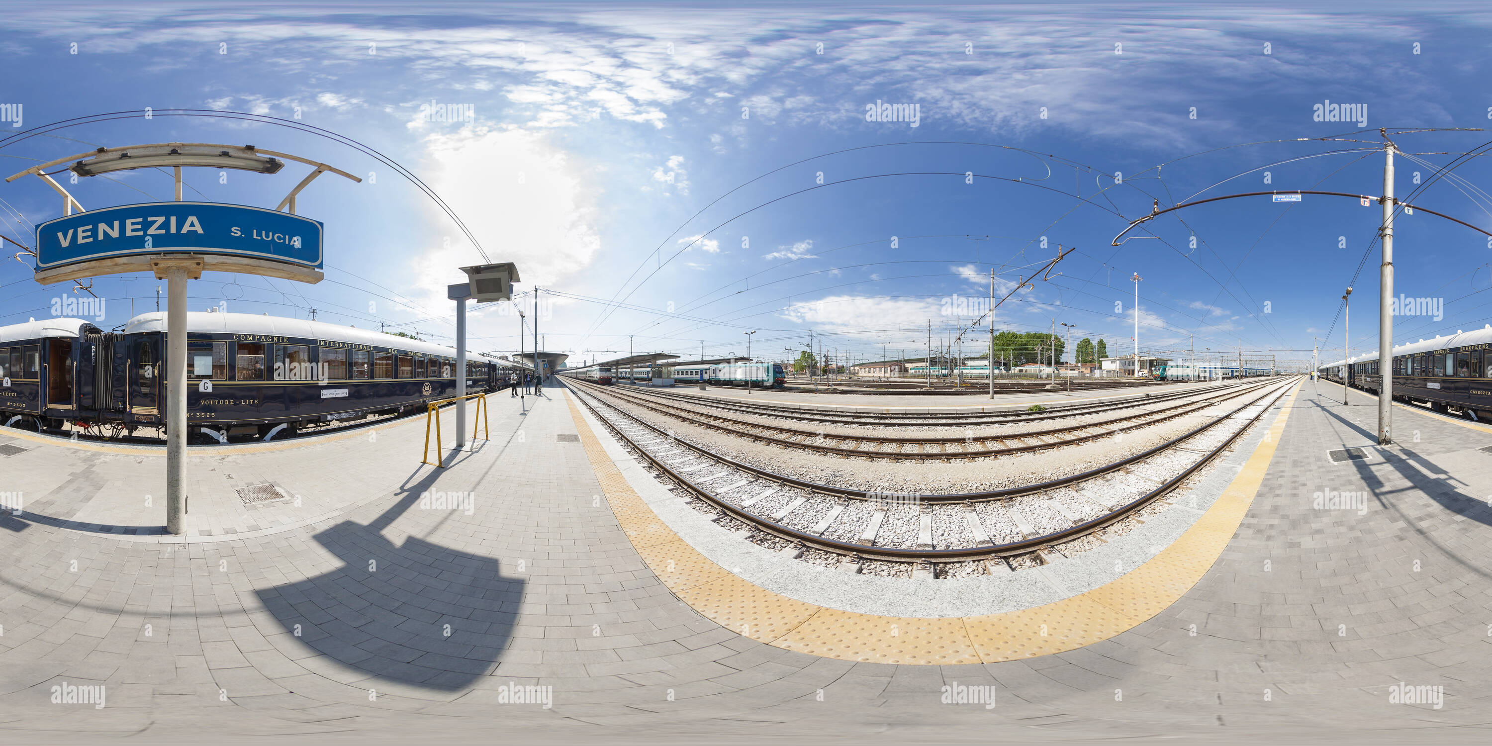 Vue panoramique à 360° de Orient express dans la gare Venezia Venise. L'Italie.