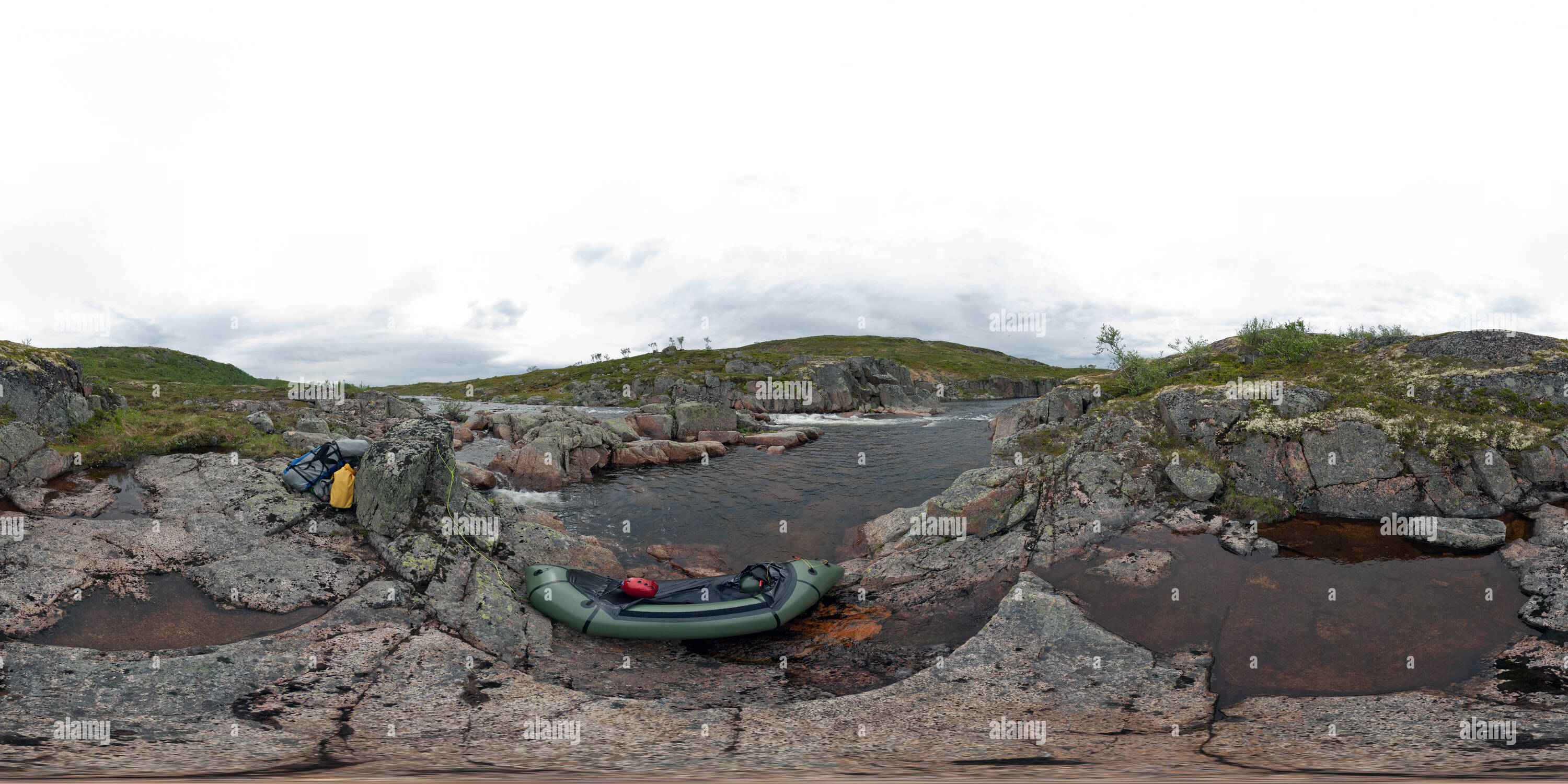 Vue panoramique à 360° de Sur la rivière Klimovka Packraft