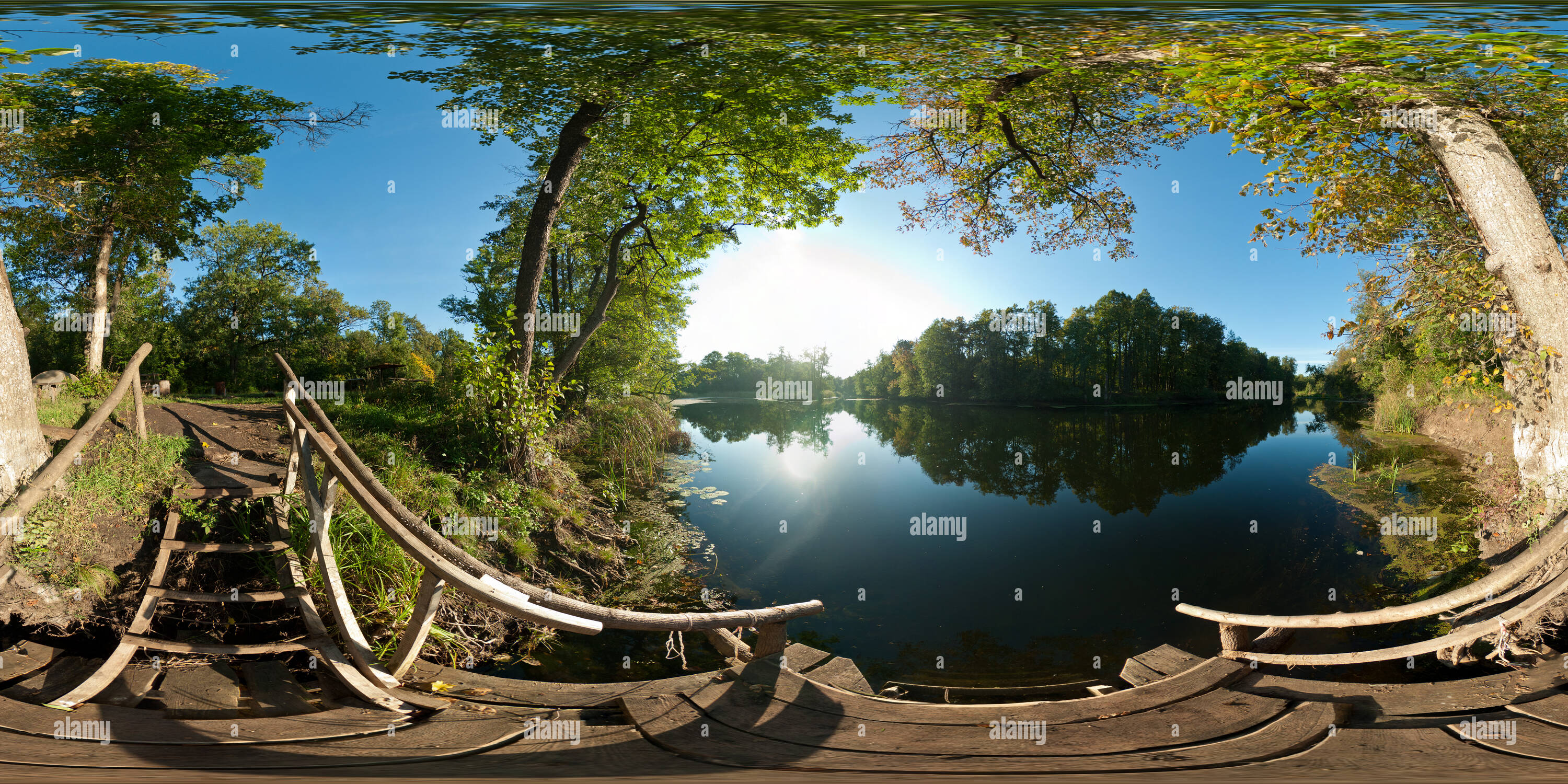 Vue panoramique à 360° de Pier sur Bityug river