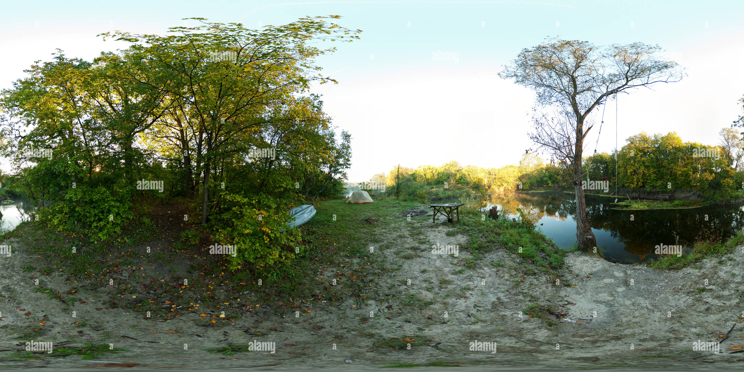 Vue panoramique à 360° de Camp sur la rivière Bityug