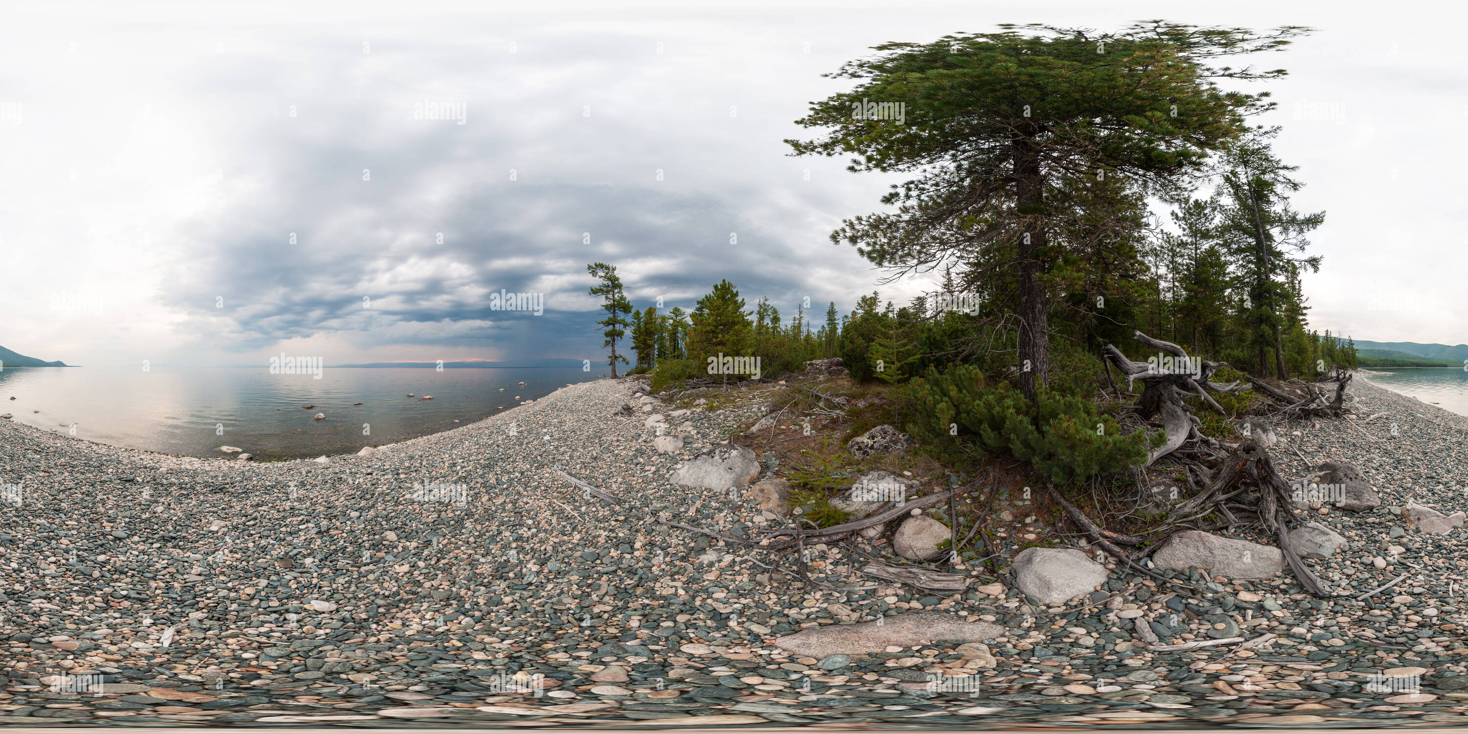 Vue panoramique à 360° de La pluie sur le lac Baïkal