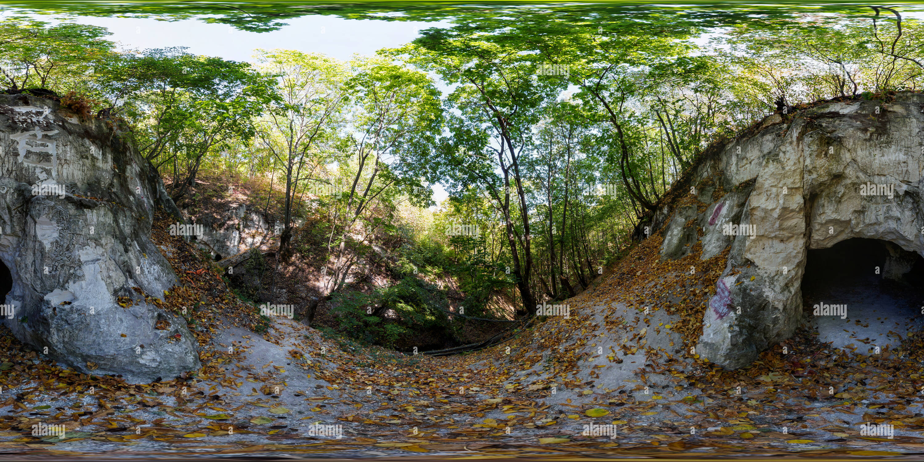 Vue panoramique à 360° de Entrée de la grotte près de la rivière Bitug