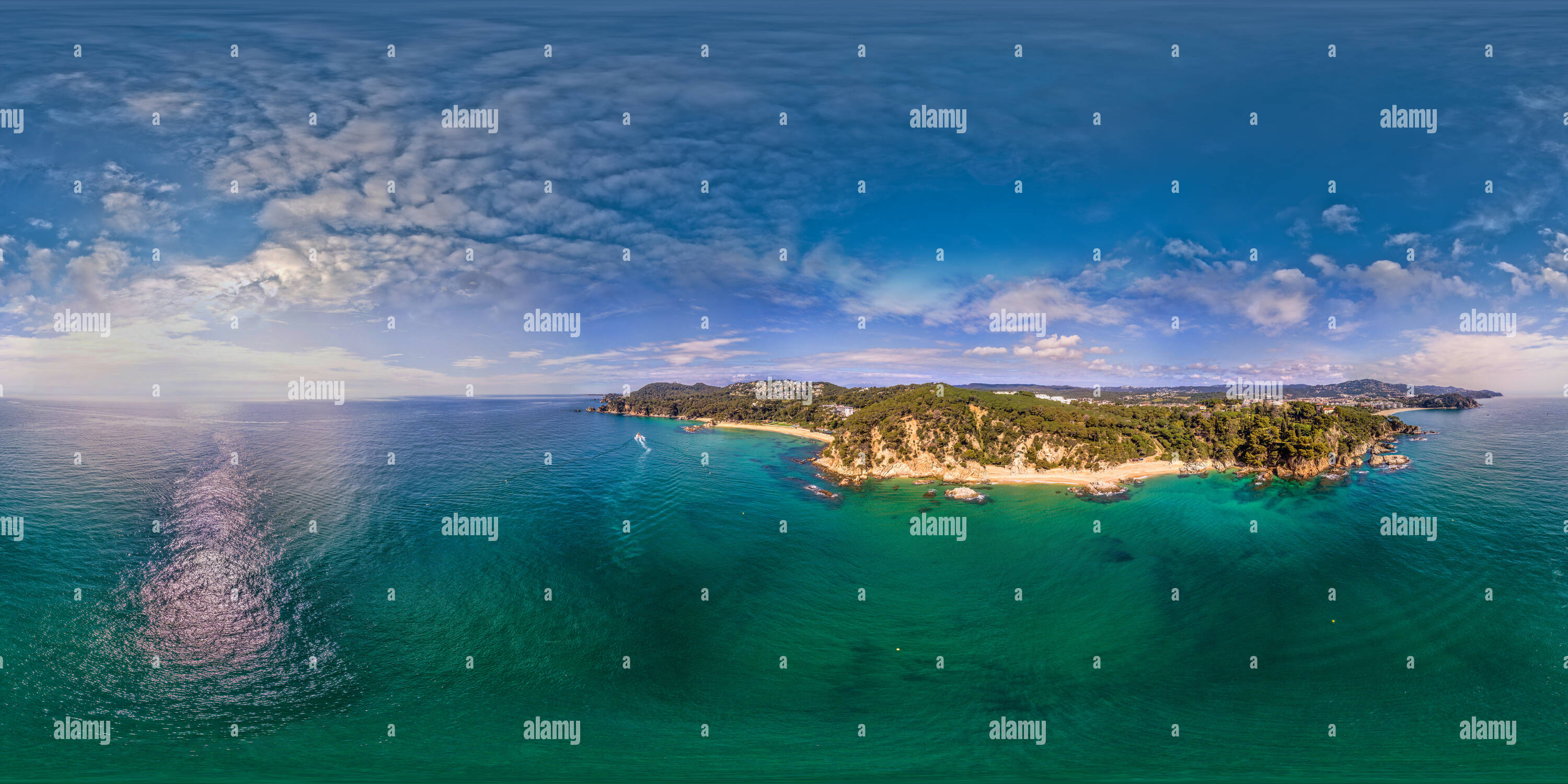 Vue panoramique à 360° de Girona, compte tenu de drone. Cala de Sa Boadella, Blanes.