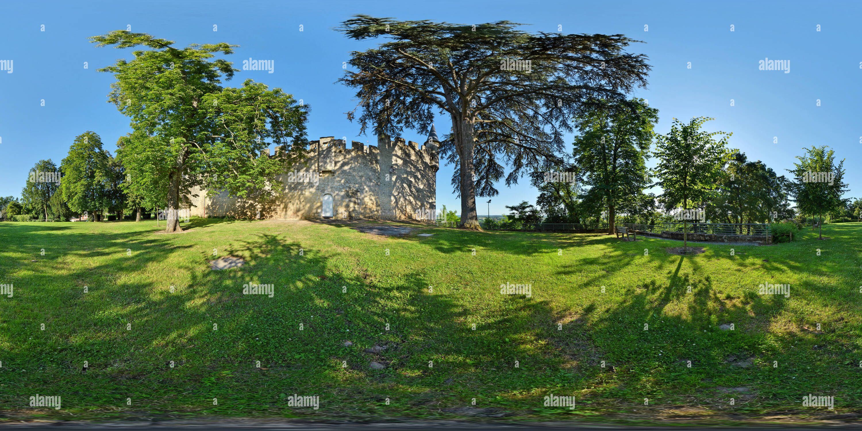 Vue panoramique à 360° de Remparts du château de goûts à Sainte-Croix-du-Mont - France