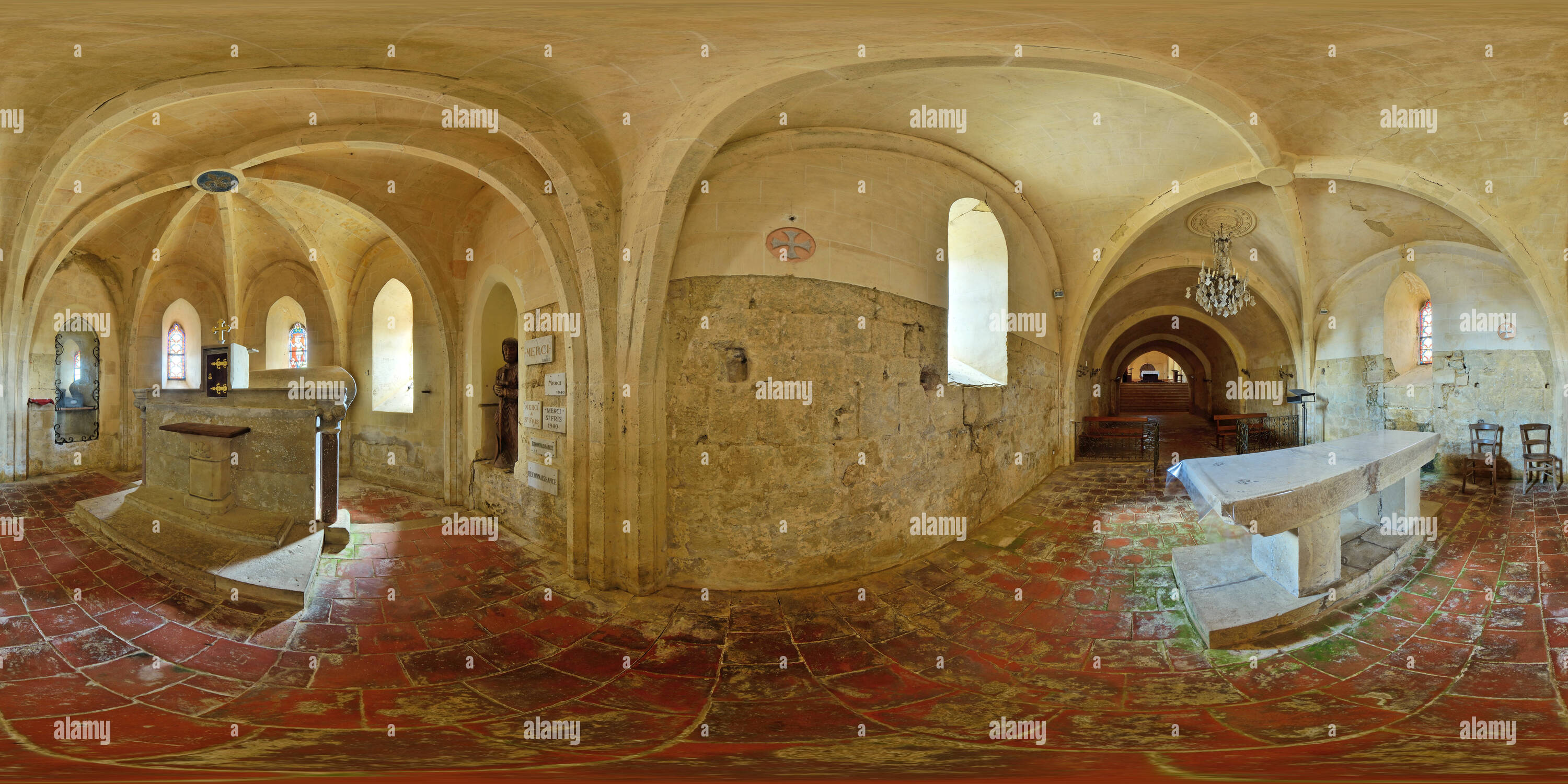 Vue panoramique à 360° de Sarcophage de saint Fris dans la basilique de bassoues - France