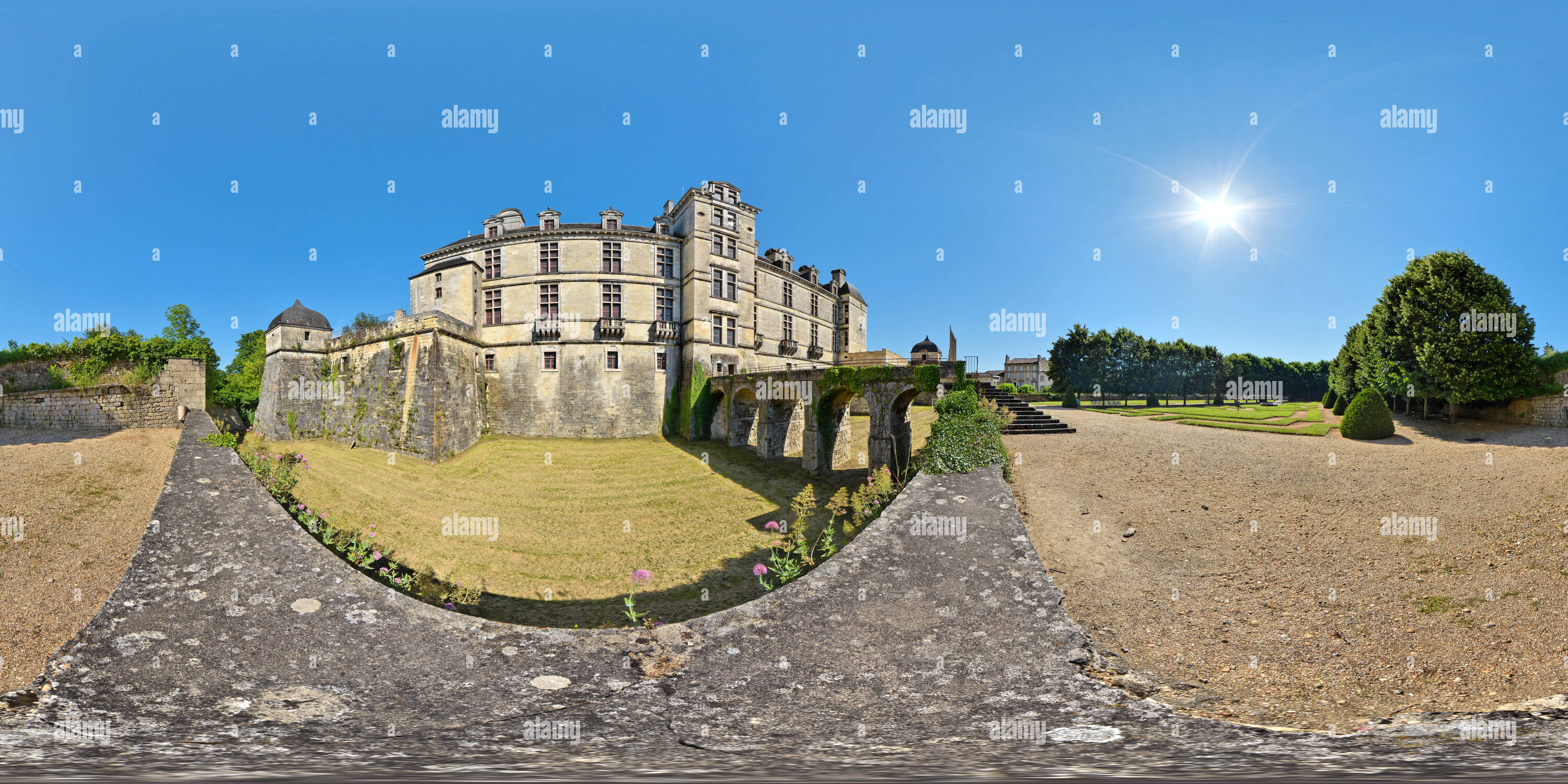 Vue panoramique à 360° de Le château des Ducs d'Épernon à Cadillac - France