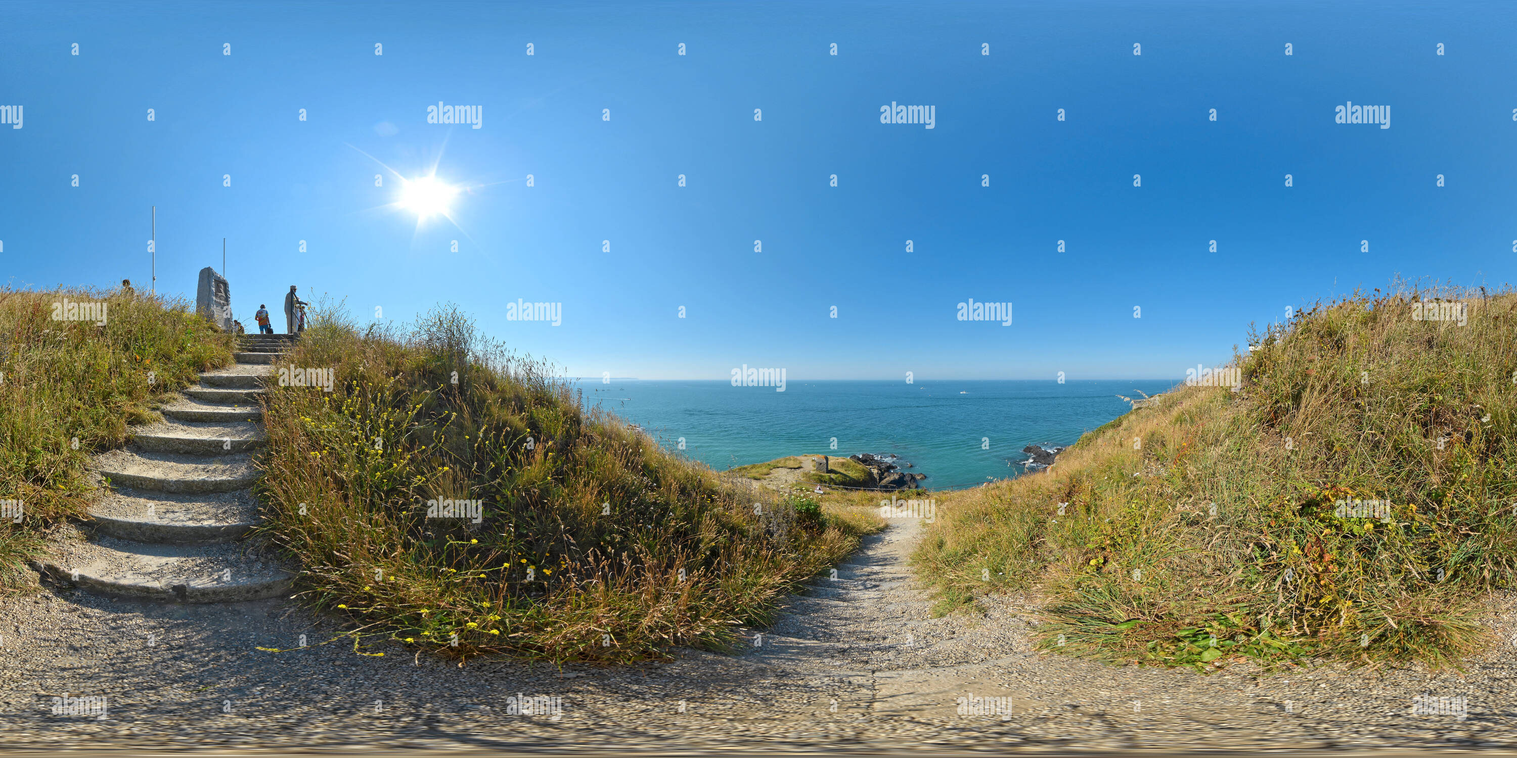 Vue panoramique à 360° de Contemplative de pause à la pointe du Roc de Granville - France