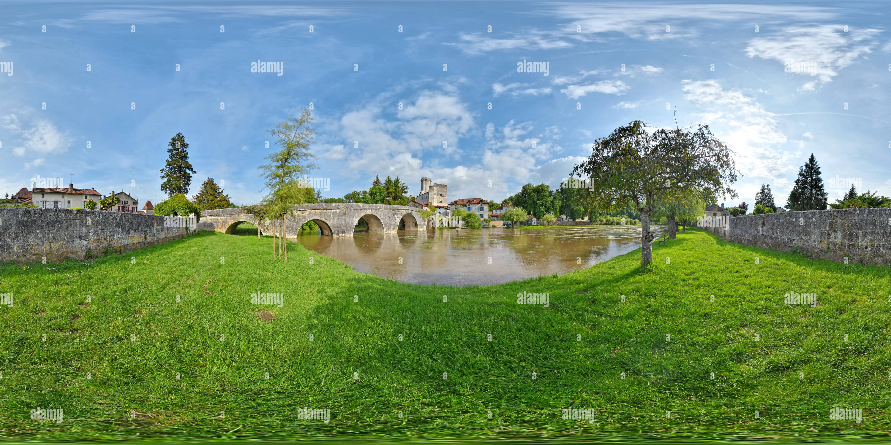 Vue panoramique à 360° de La Dronne et le château de Bourdeilles - France