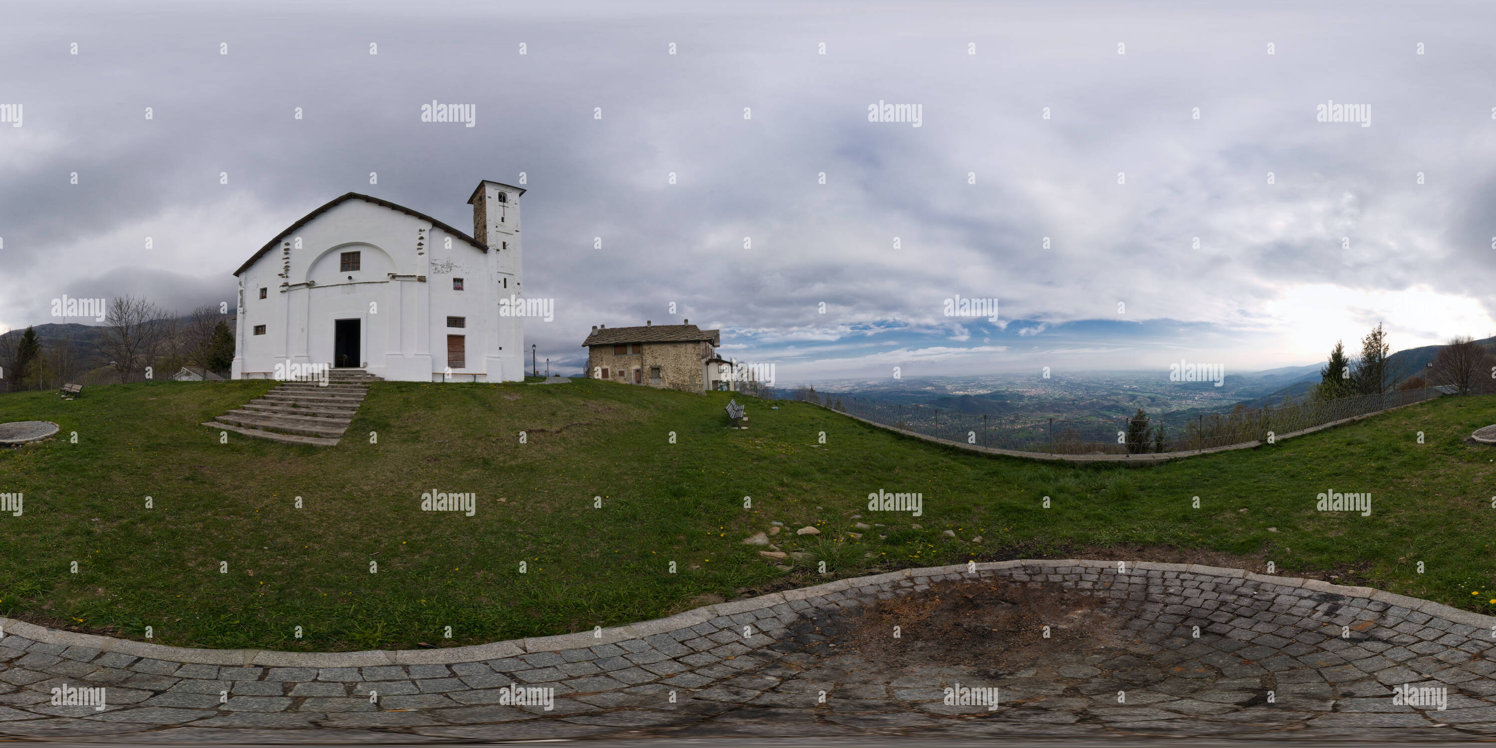 Vue panoramique à 360° de Église Saint Elizabeth, Colleretto Castelnuovo, Piémont, Italie. Vue externe.