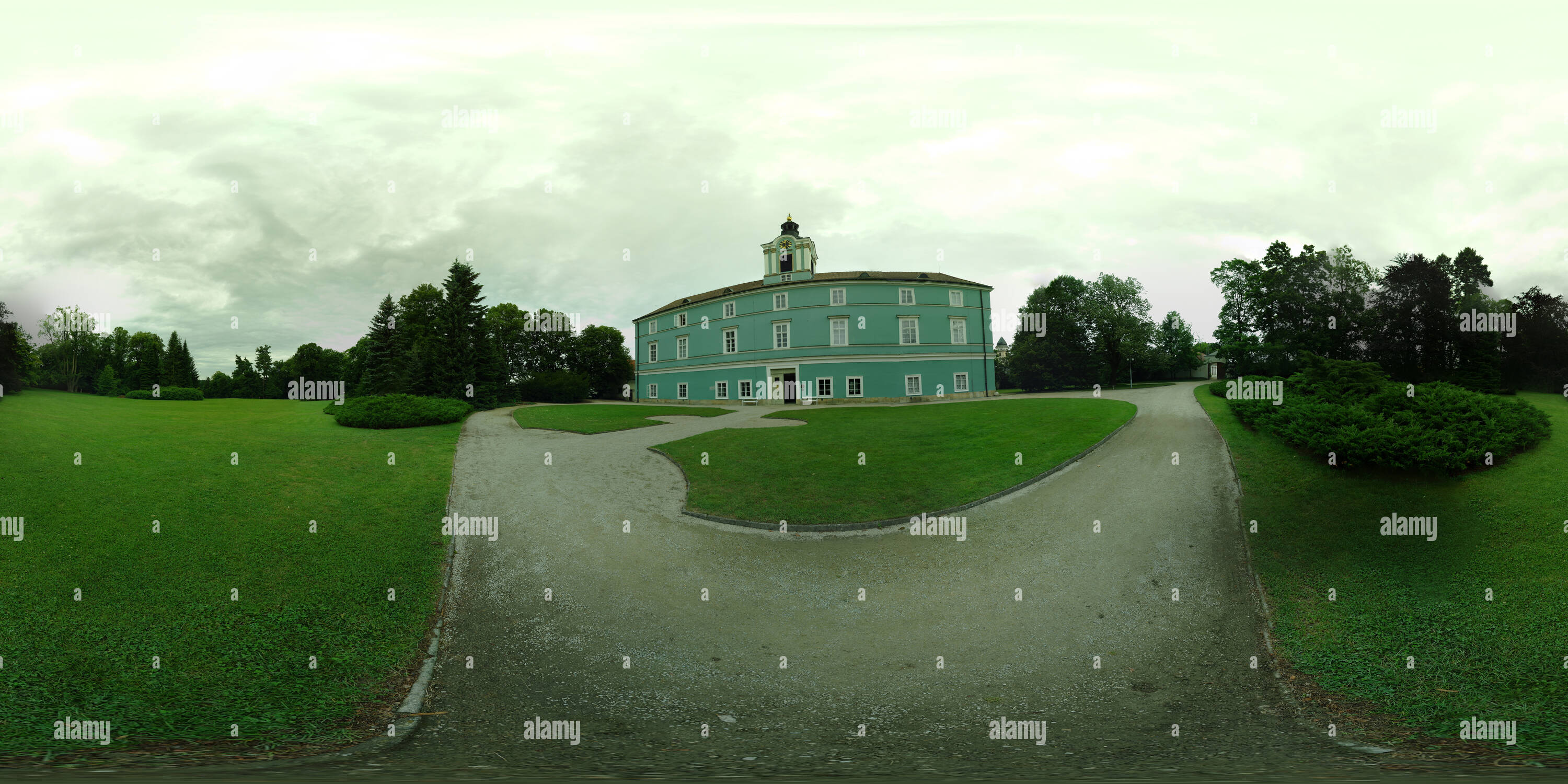 Vue panoramique à 360° de L'état château de Dačice et jardin