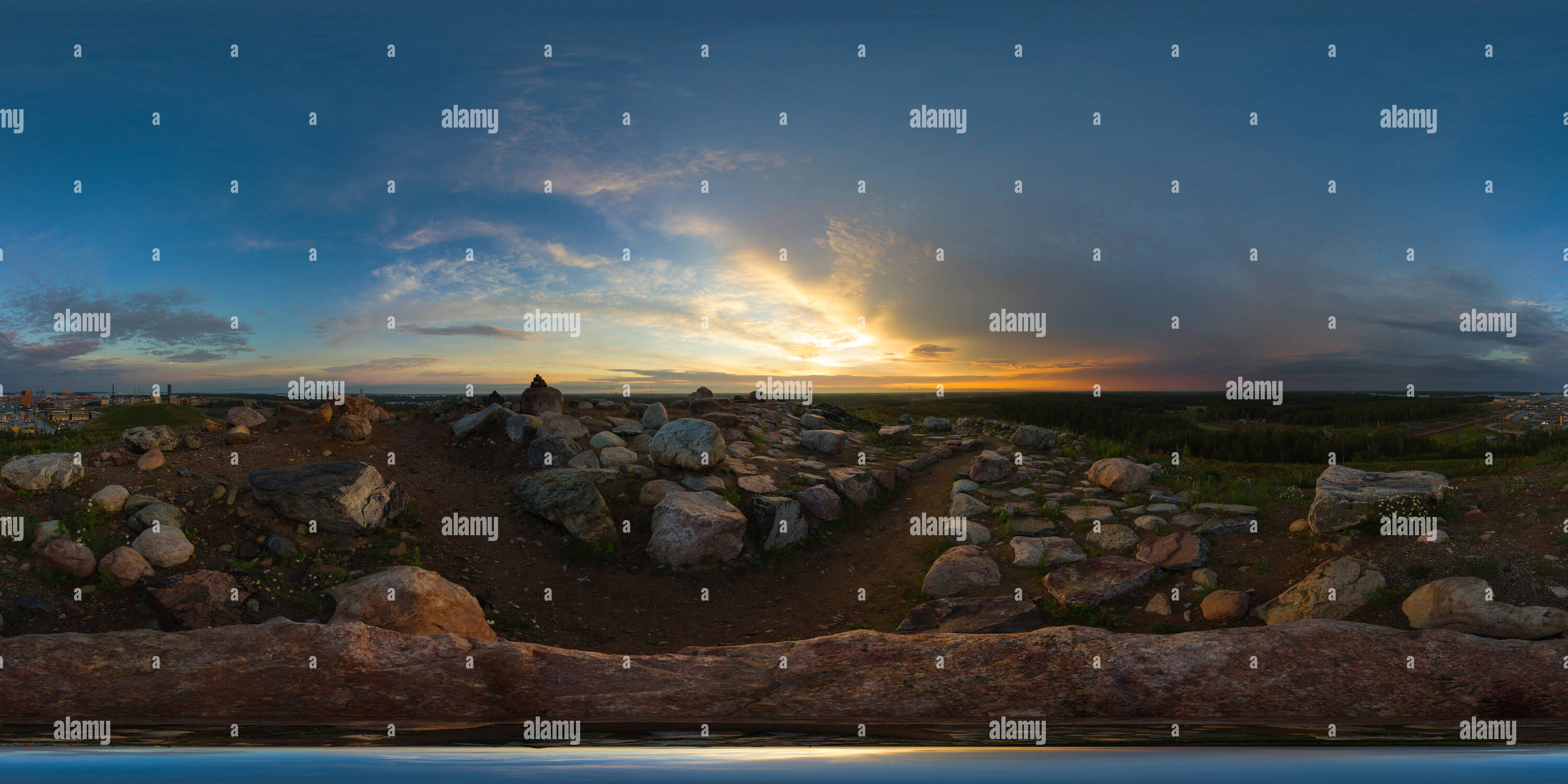 Vue panoramique à 360° de Coucher du soleil depuis le sommet de la colline de Vuosaari
