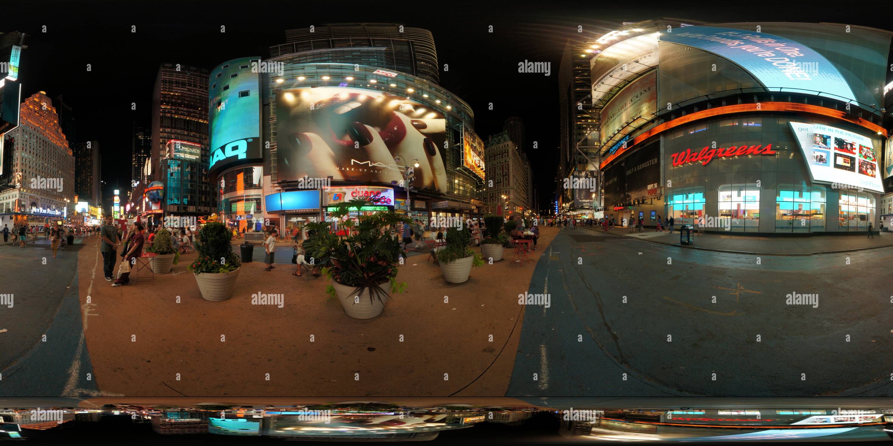 Vue panoramique à 360° de Time Square at night