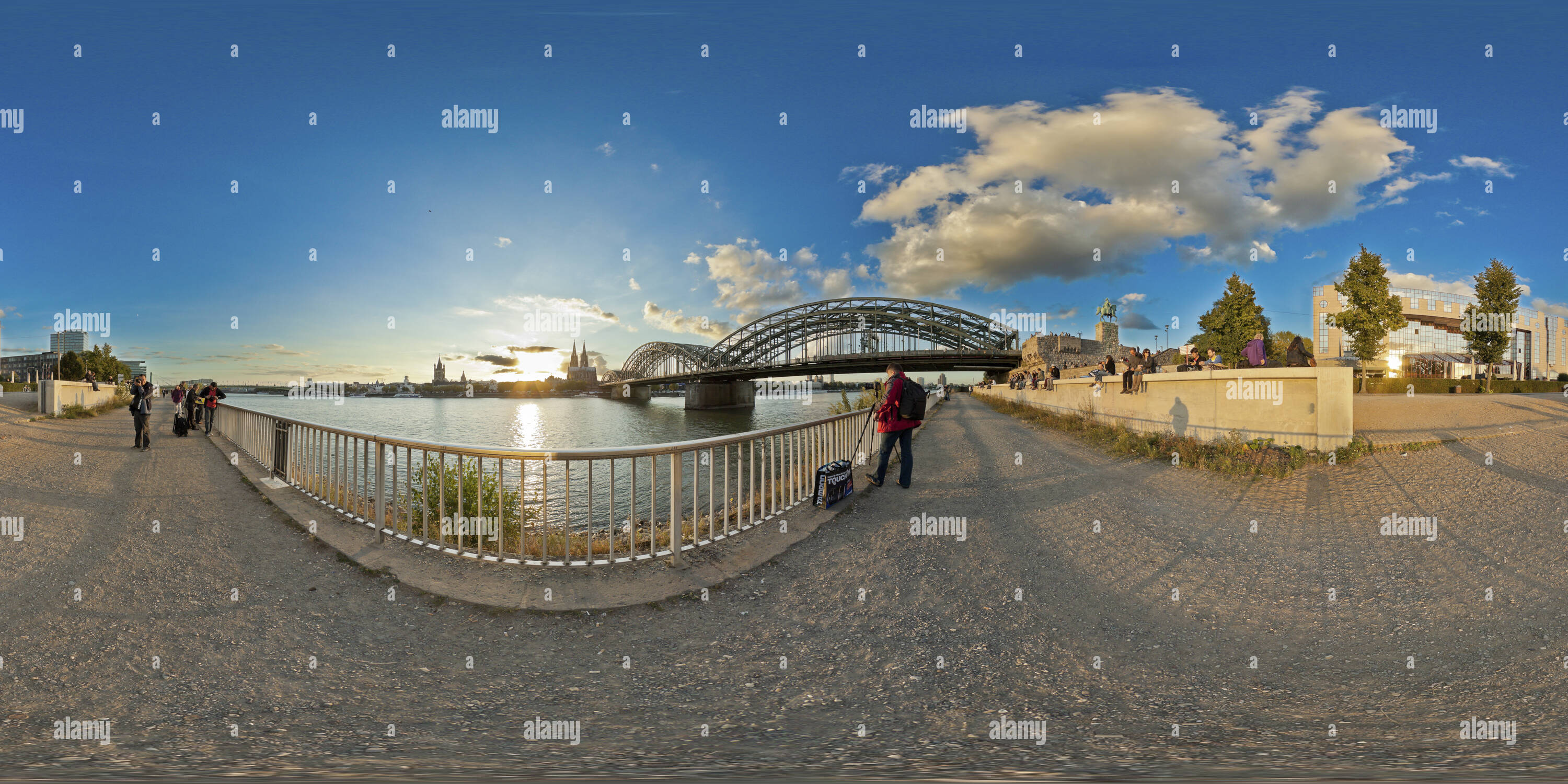 Vue panoramique à 360° de Coucher du soleil par pont Hohenzollern à Cologne