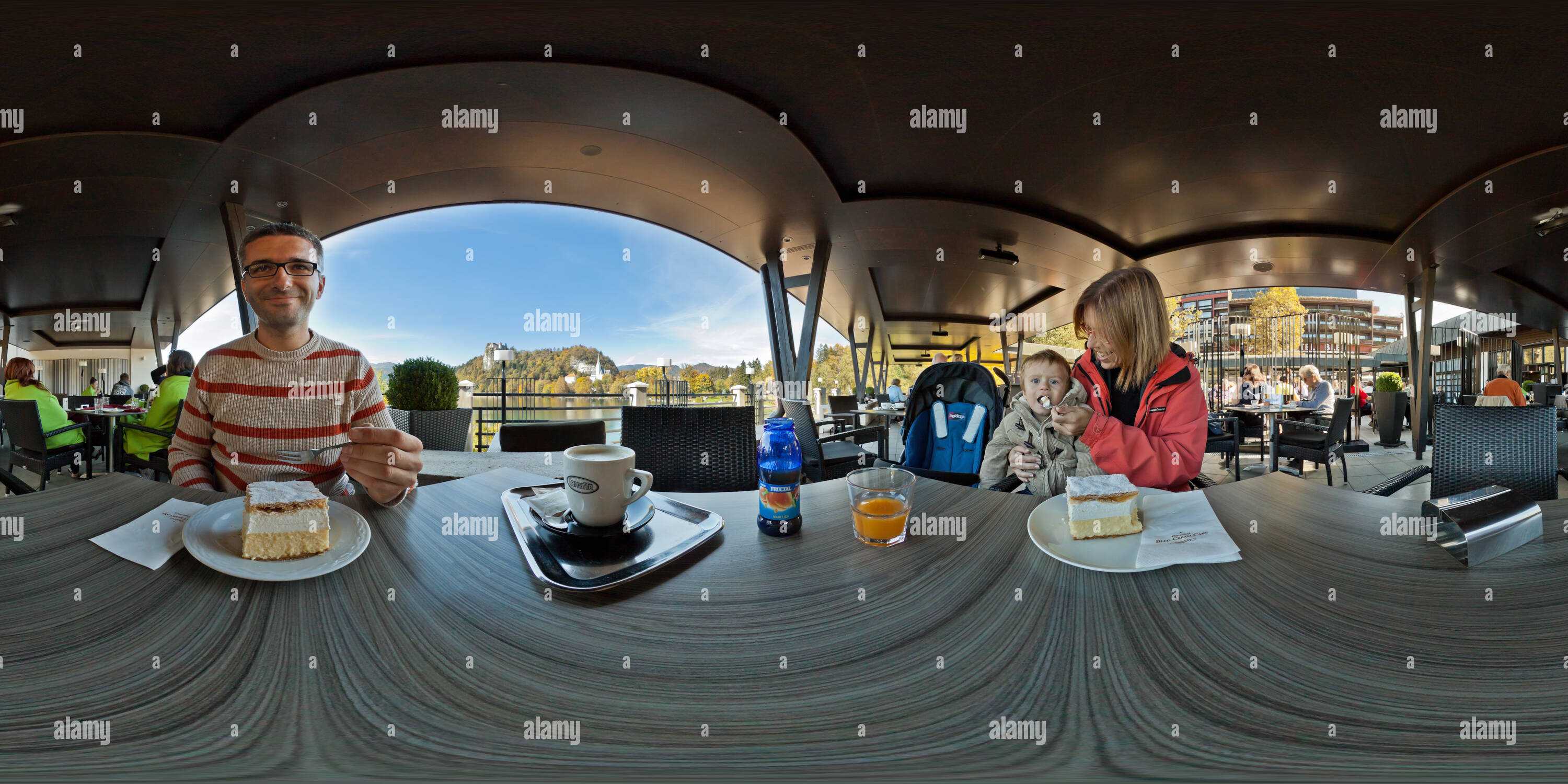 Vue panoramique à 360° de Profitant de la célèbre gâteau à la crème de bled d'origine