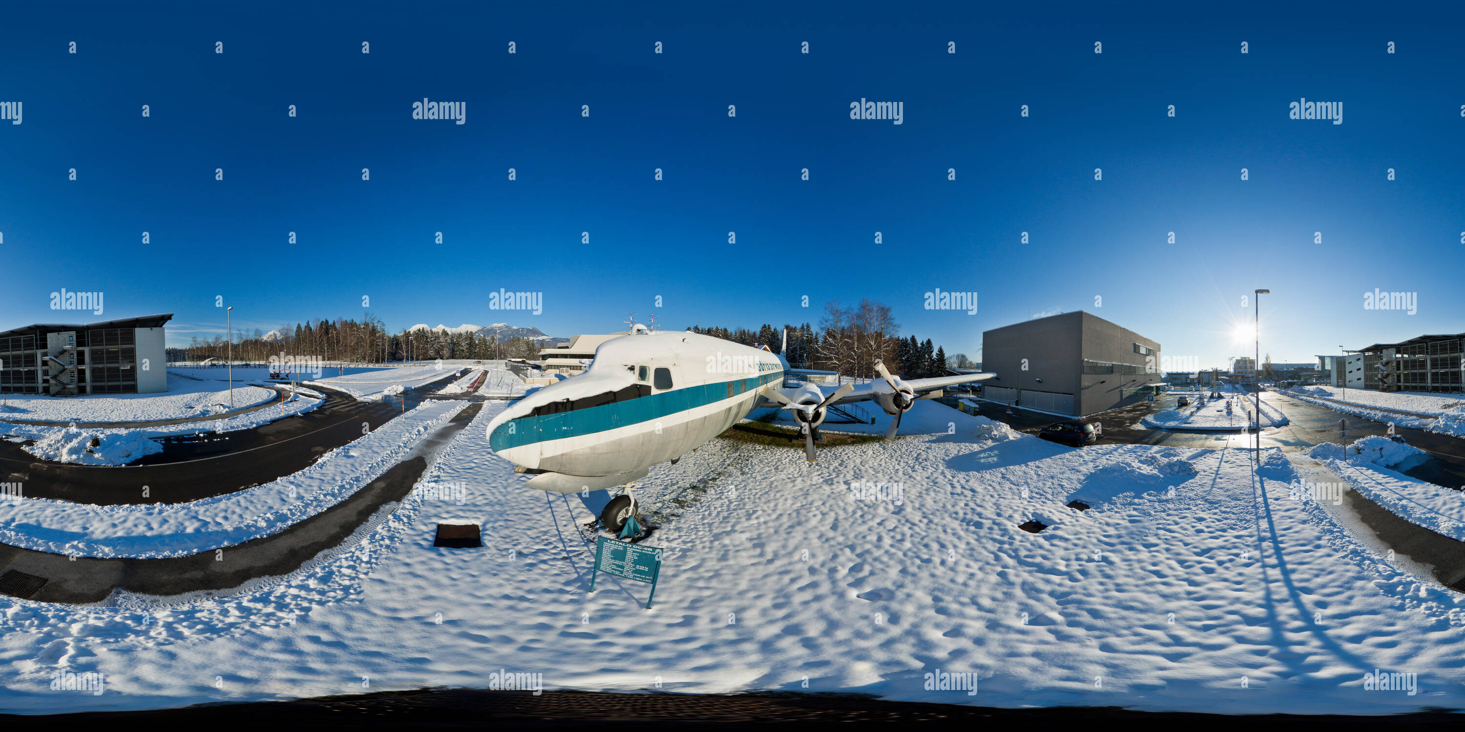 Vue panoramique à 360° de DC-6B dans l'aéroport de Ljubljana