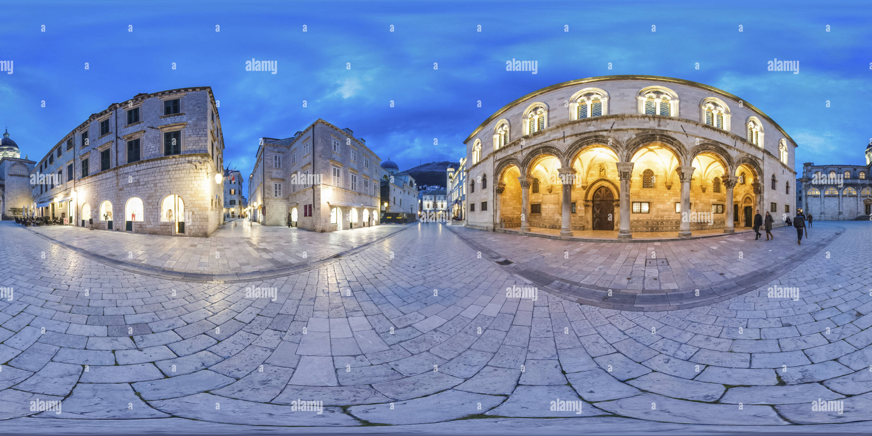 Vue panoramique à 360° de Palais du recteur et cathédrale de Dubrovnik à heure bleue le Vendredi Saint 2013.