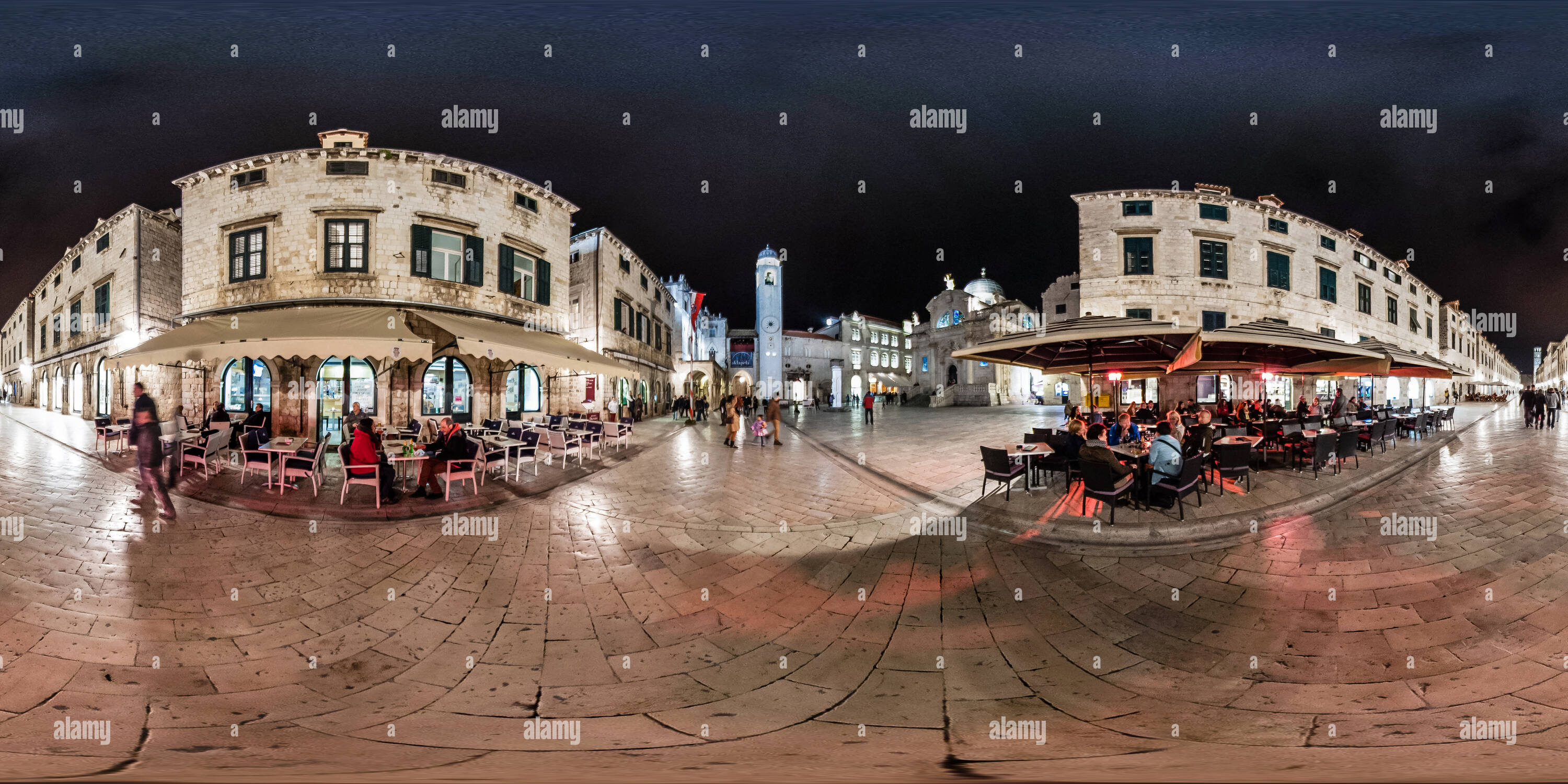 Vue panoramique à 360° de Stradun de Dubrovnik dans la nuit le Vendredi Saint 2013.