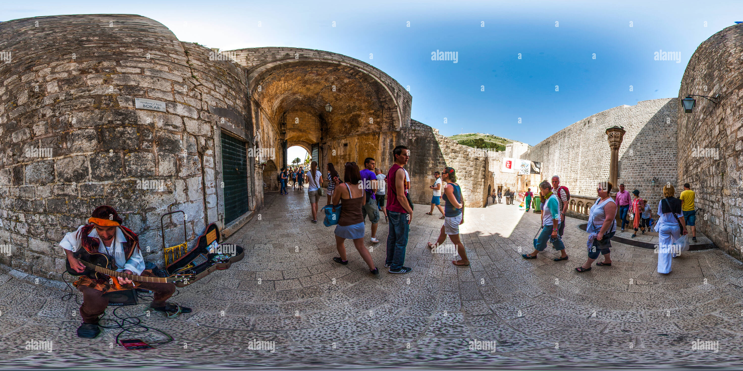 Vue panoramique à 360° de Musicien de rue sur la Porte Pile