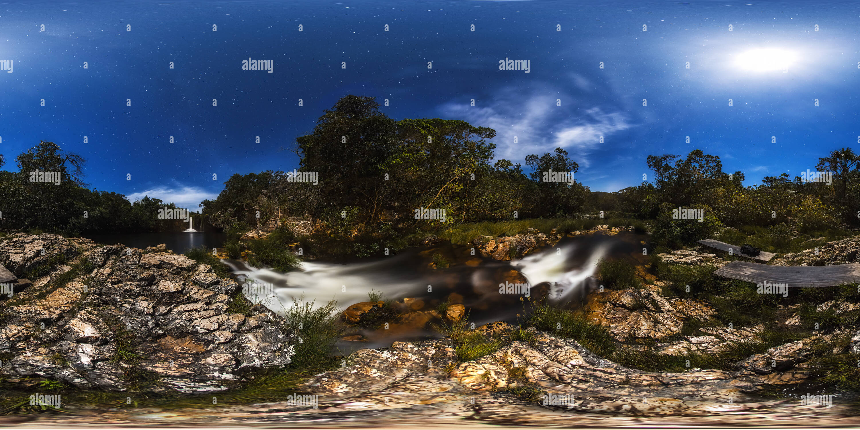 Vue panoramique à 360° de Cascade de Sao Bento au clair de lune