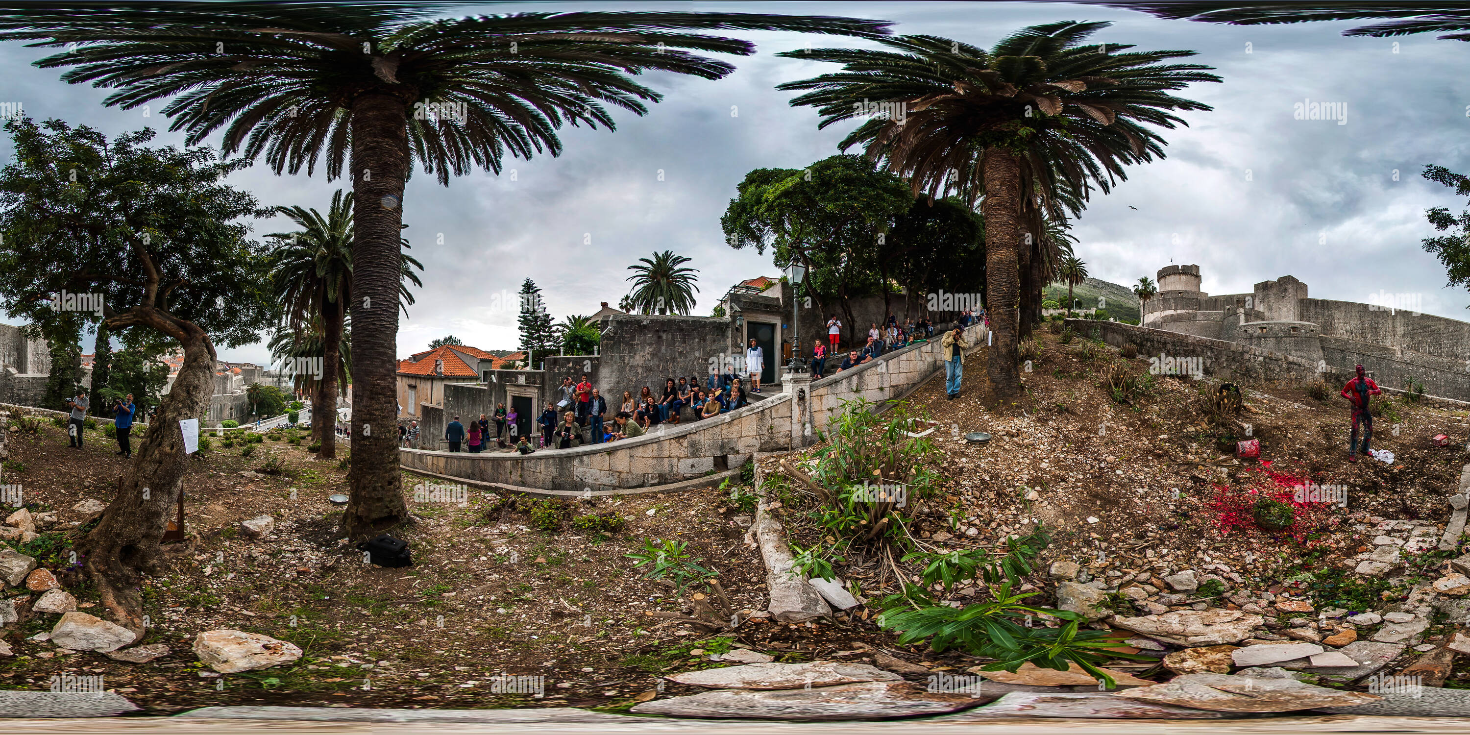 Vue panoramique à 360° de Art contemporain perfomance Bozidar Jurjevic 17.05.2013., 18 h au parc Posat à Dubrovnik