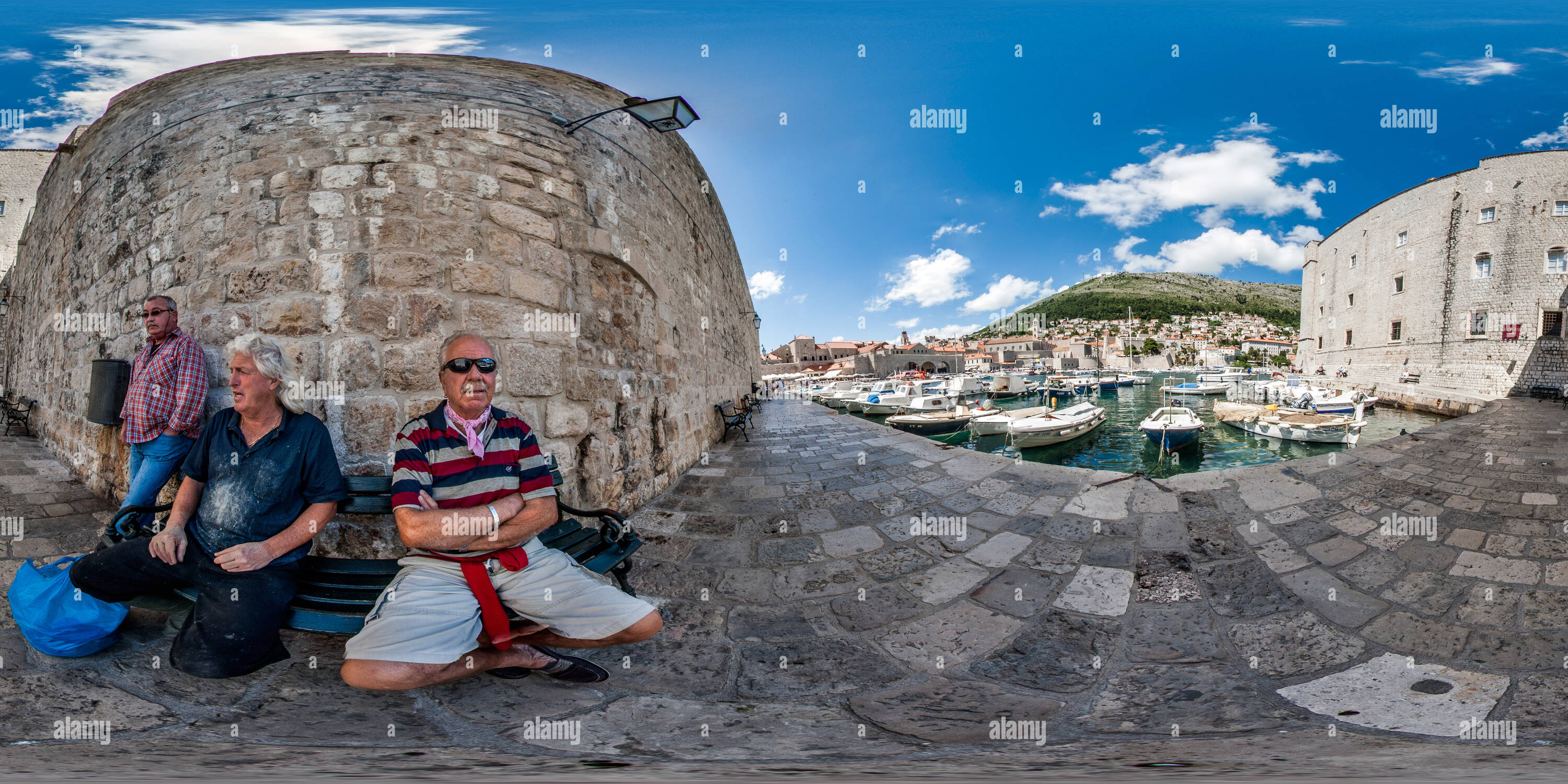 Vue panoramique à 360° de Pêcheur au repos dans vieux port