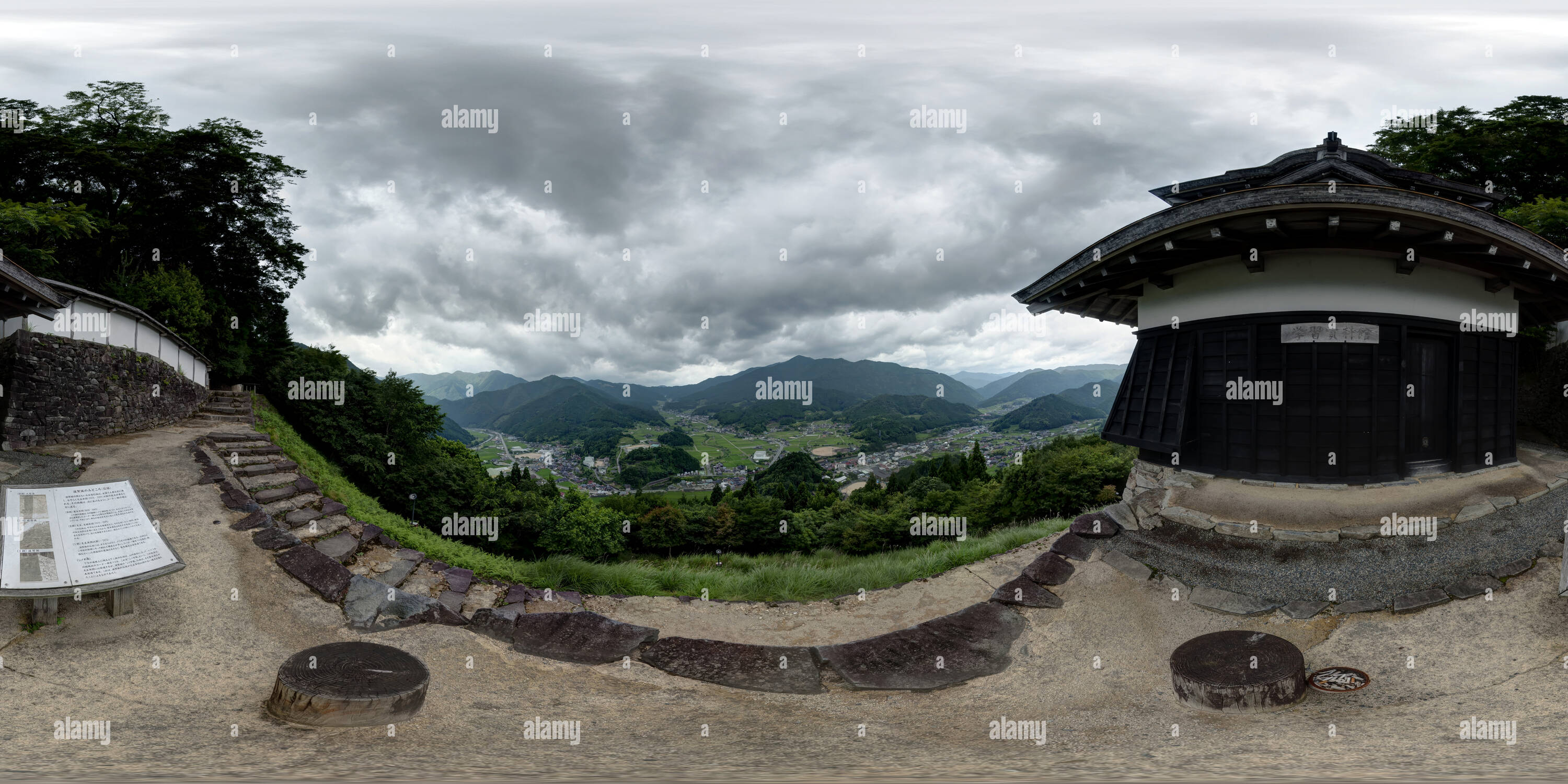 Vue panoramique à 360° de Vue depuis les ruines du château de Haga