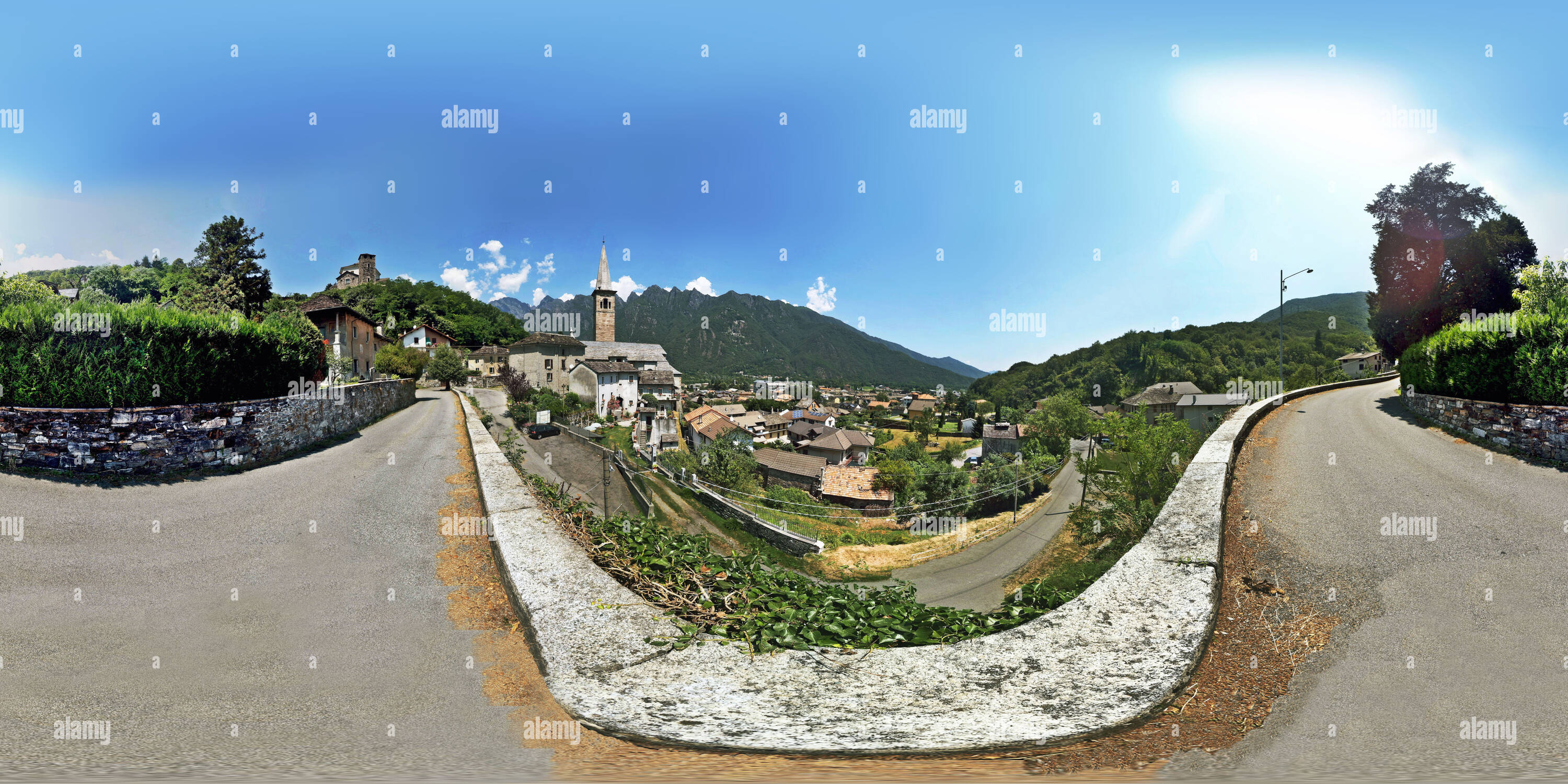 Vue panoramique à 360° de Ornavasso - Eglise Paroissiale de Saint Nicolas (XVI siècle), Santuario della Guardia (XIV siècle), la ville et les montagnes en arrière-plan.