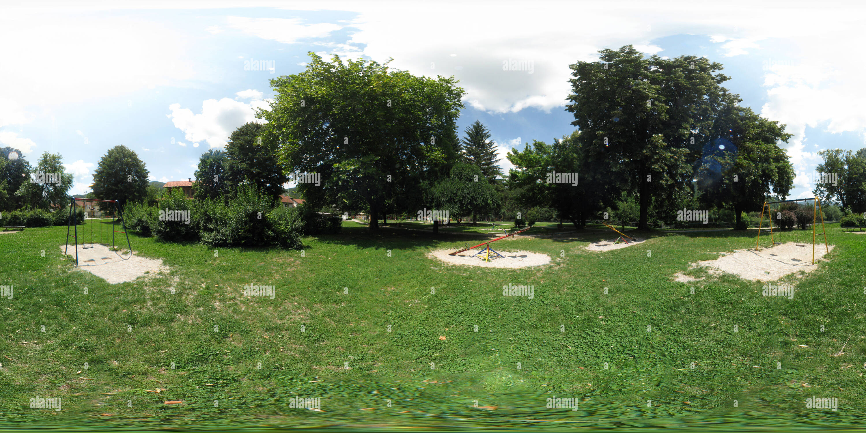 Vue panoramique à 360° de Guatemala - des balançoires et des bascules dans le parc