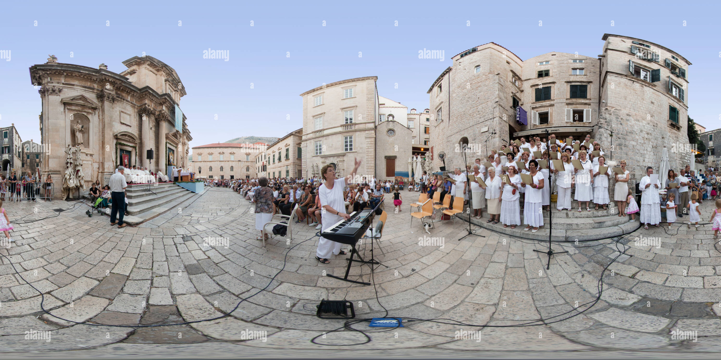 Vue panoramique à 360° de La Fête de l'Assomption de la Bienheureuse Vierge Marie en 2013.