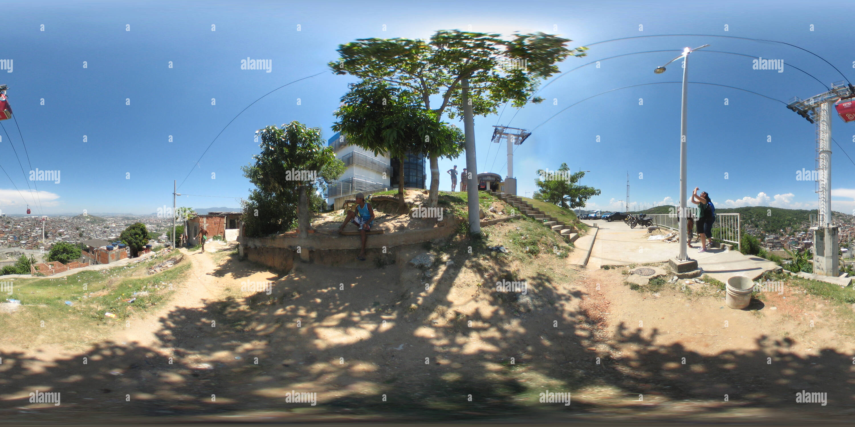 Vue panoramique à 360° de L'arrêt de tramway haut dans le Complexo do Alemao