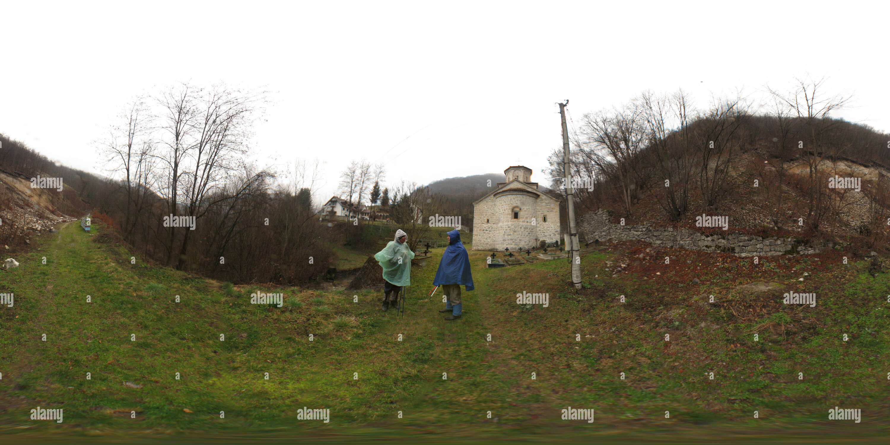 Vue panoramique à 360° de Valencia - Monastère Klisura - église de Saints Archanges un jour de pluie-1